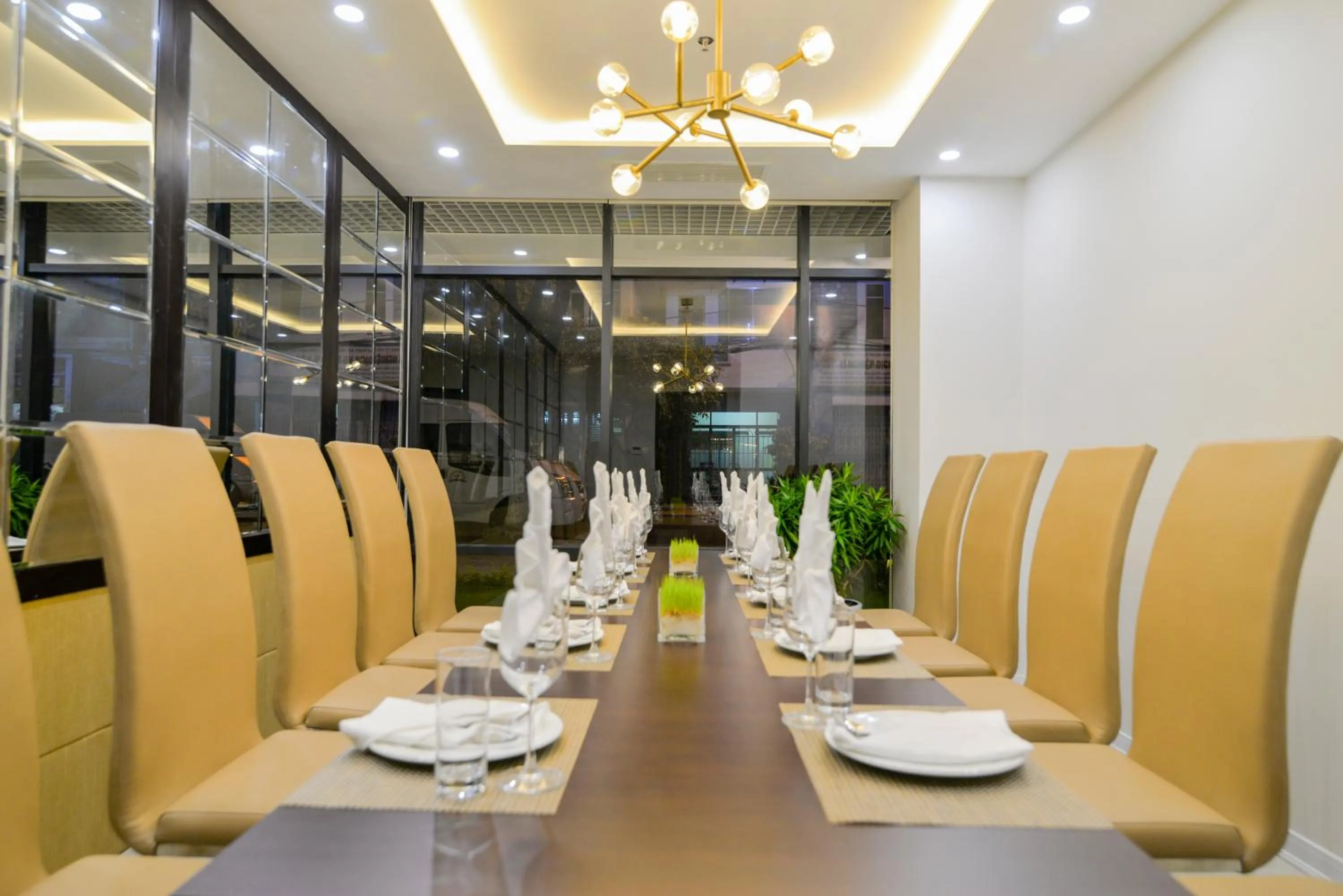 Restaurant/places to eat in Magnolia Hotel