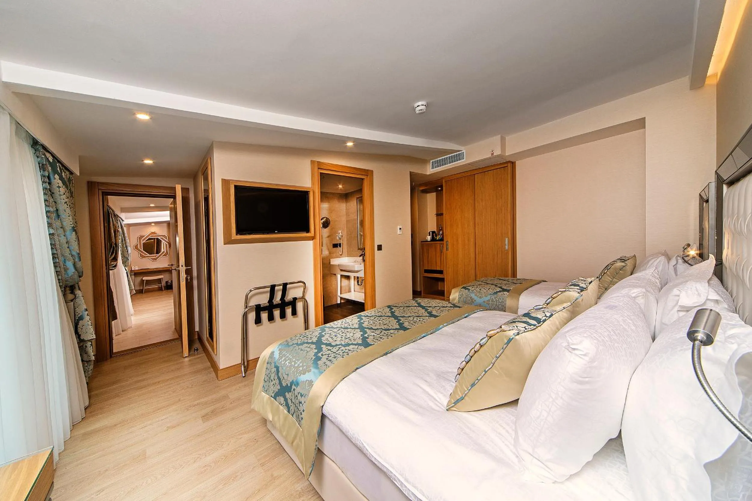 Photo of the whole room, Bed in Mukarnas Taksim Hotel