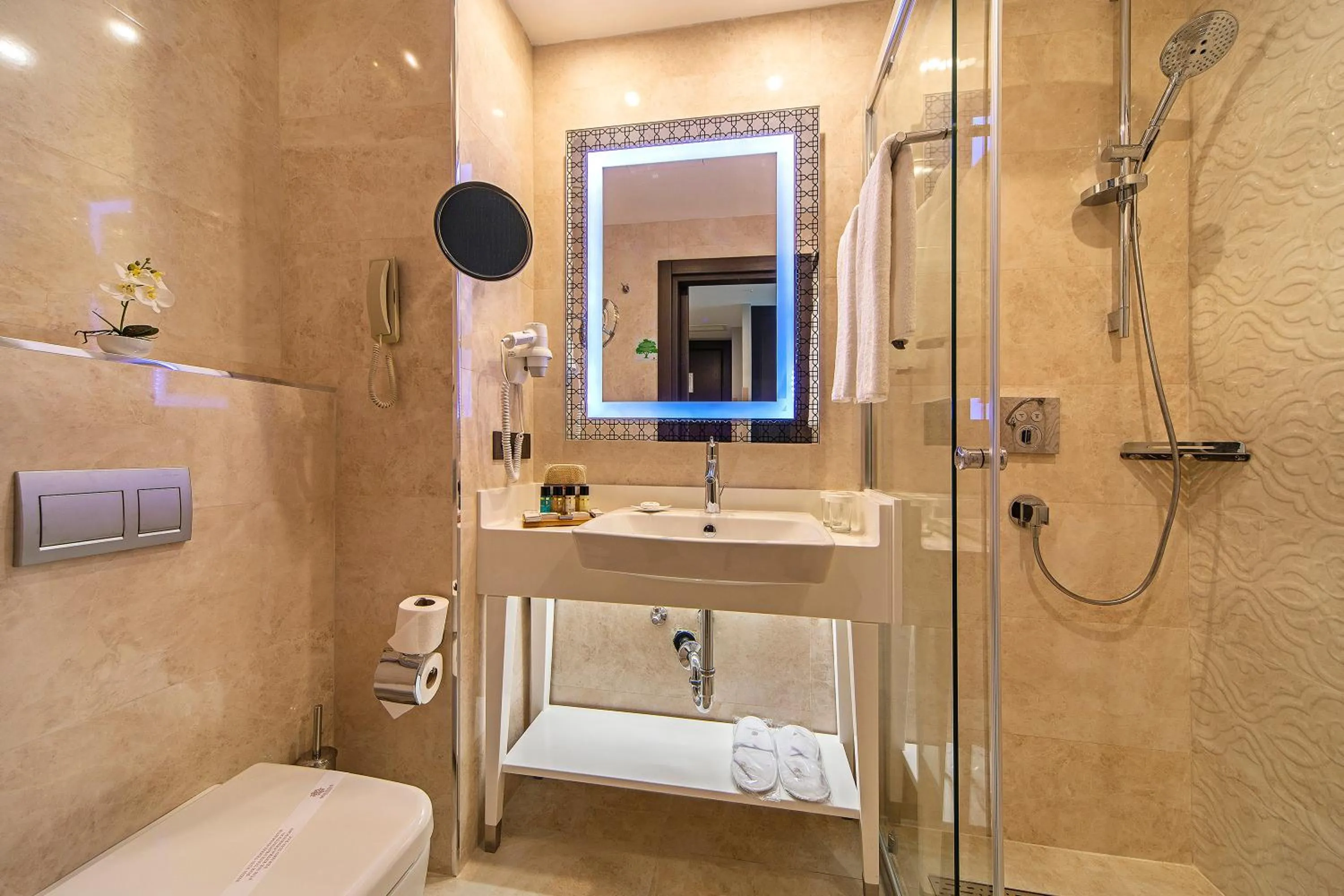 Bathroom in Mukarnas Taksim Hotel