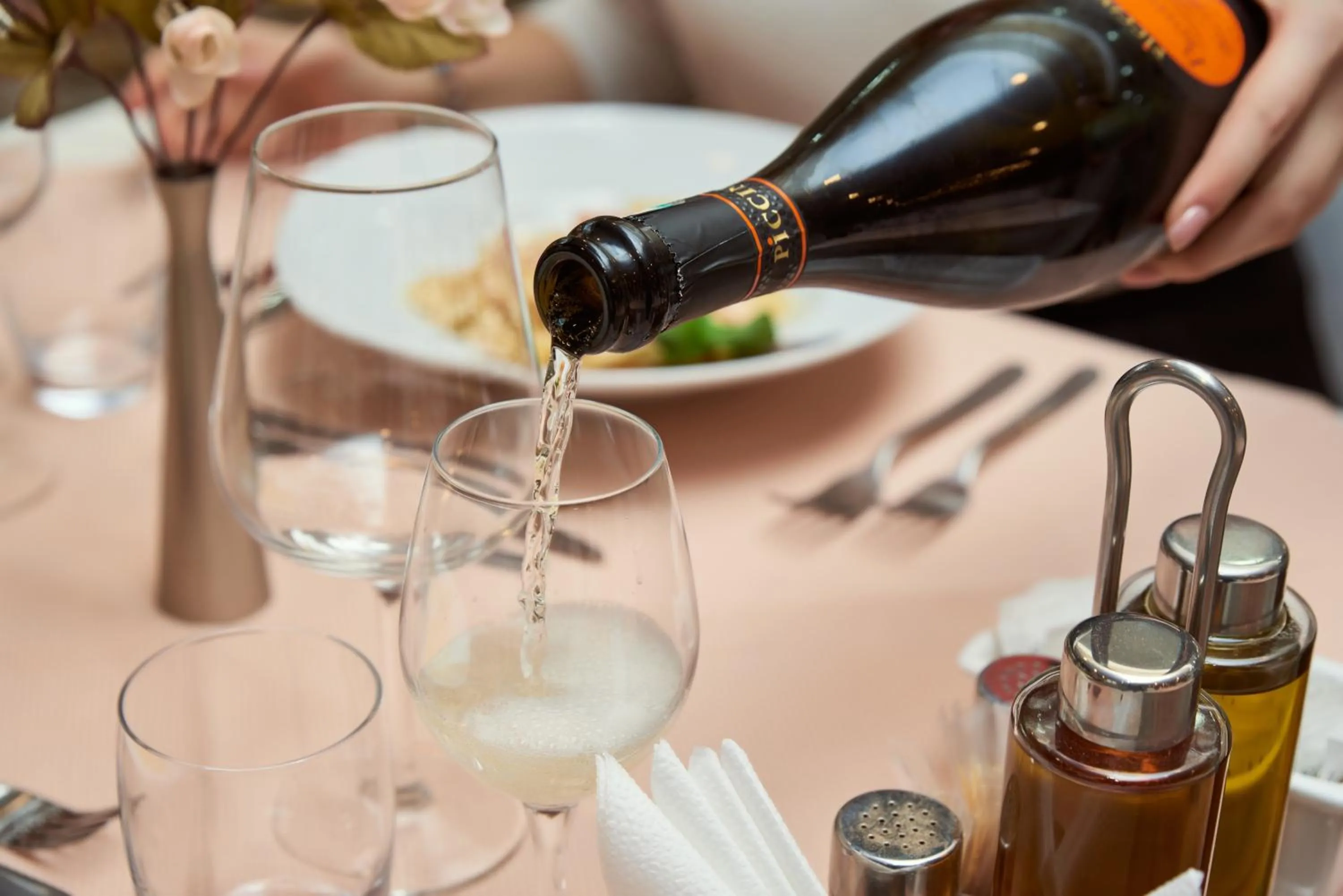 Restaurant/places to eat in Hotel Pushkin