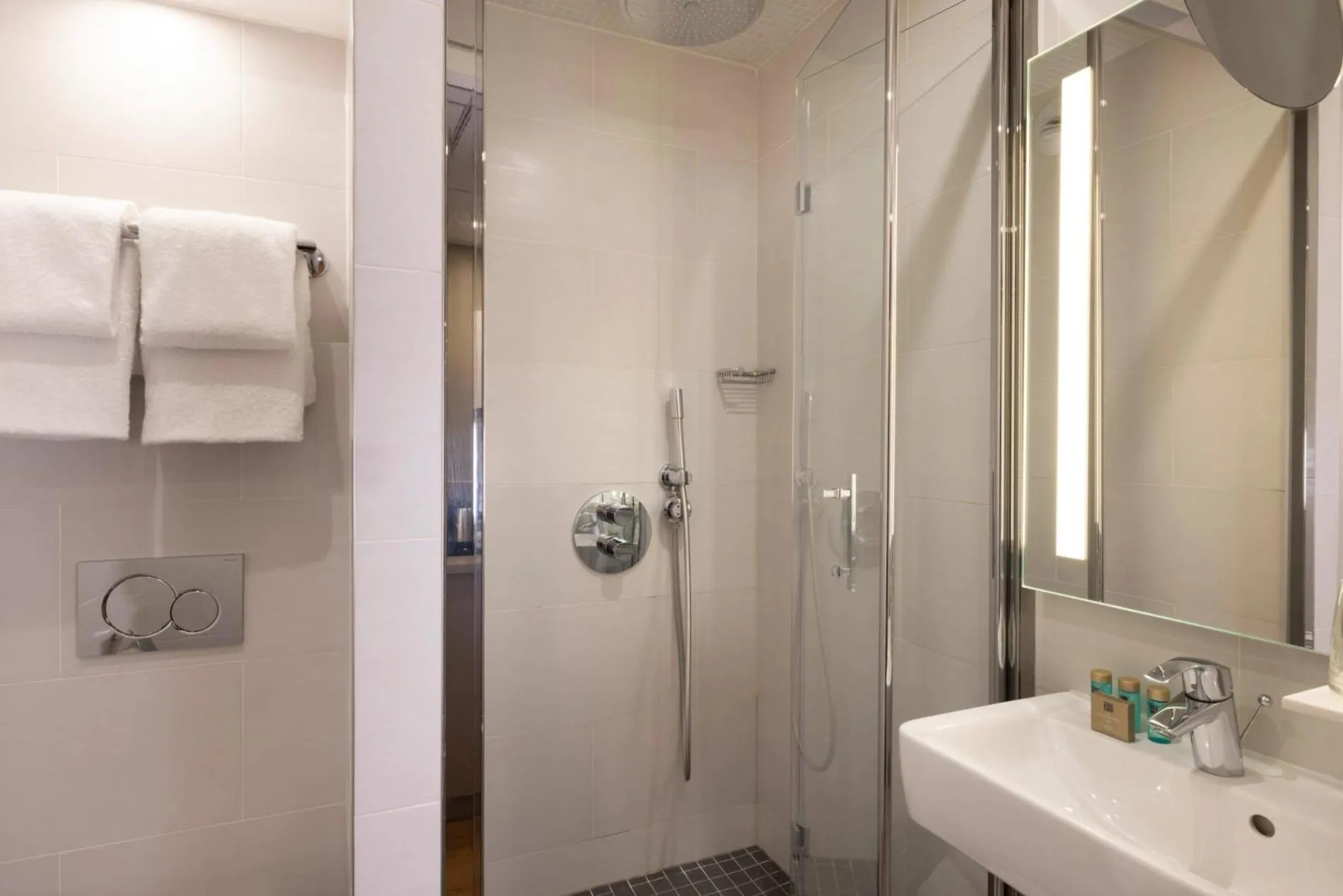 Bathroom in Hôtel Théorème