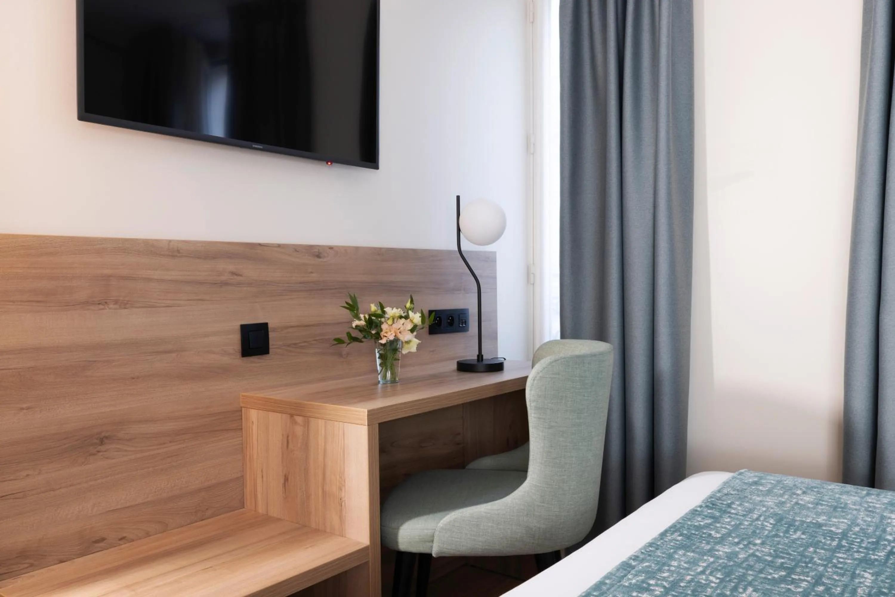 TV and multimedia, Bed in Hôtel Théorème