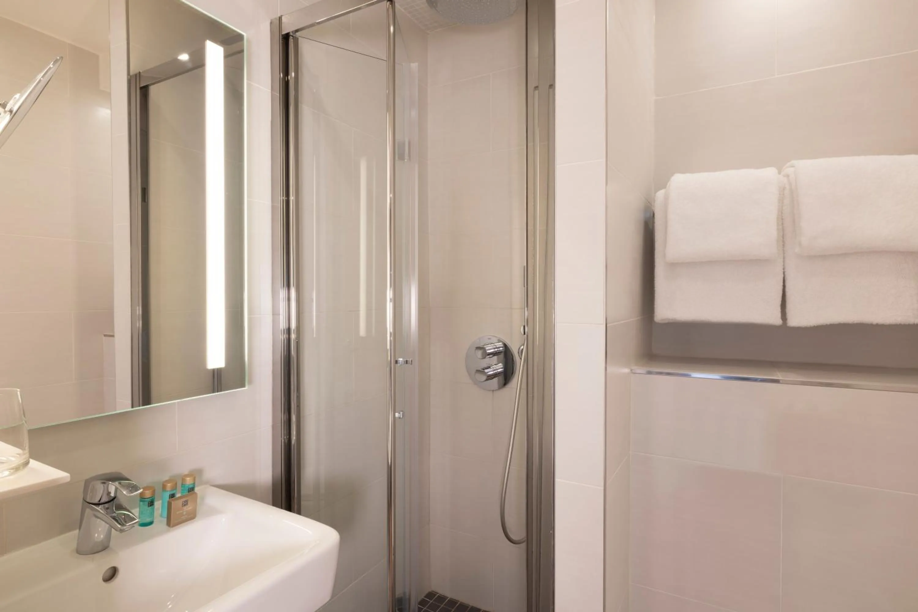 Shower in Hôtel Théorème