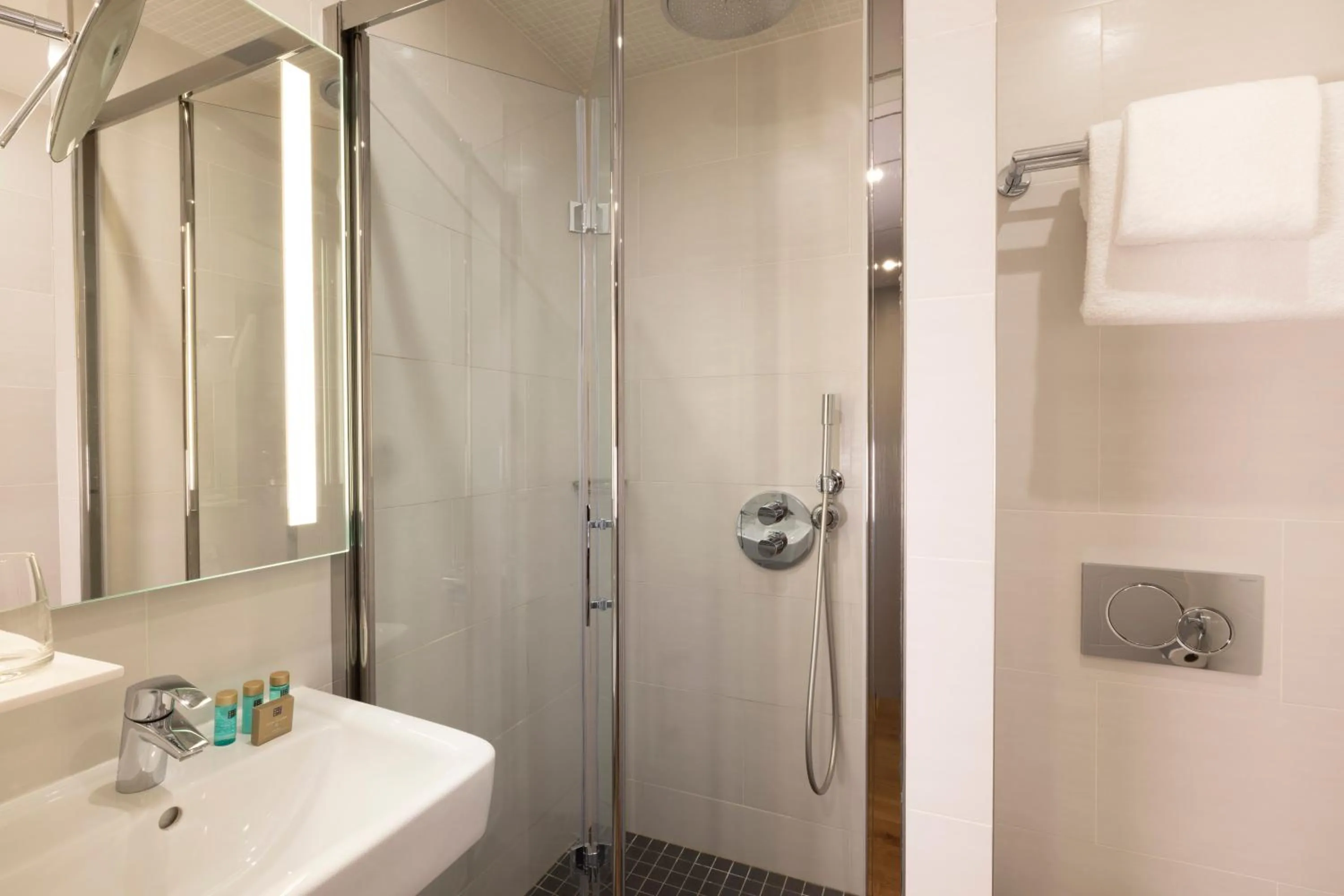 Shower in Hôtel Théorème