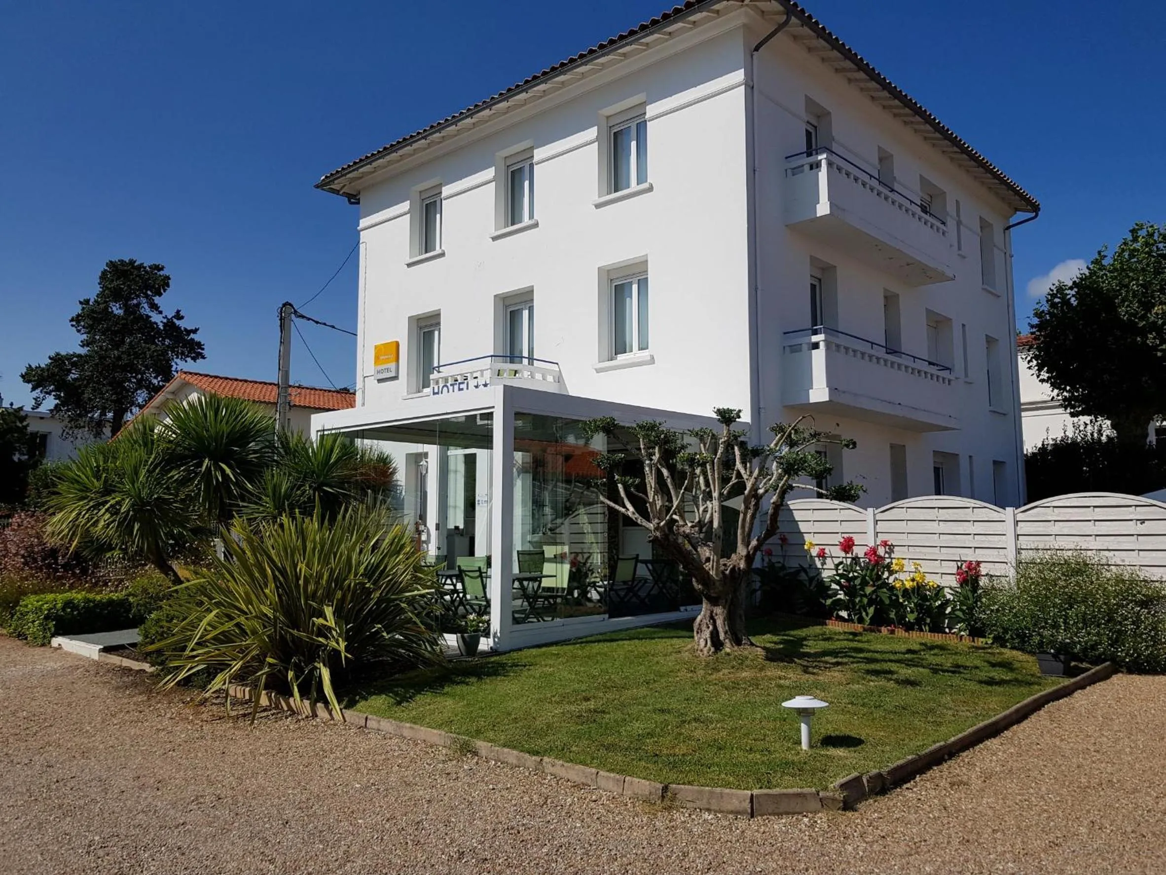 Property building in The Originals Access, Hôtel Corinna, Royan