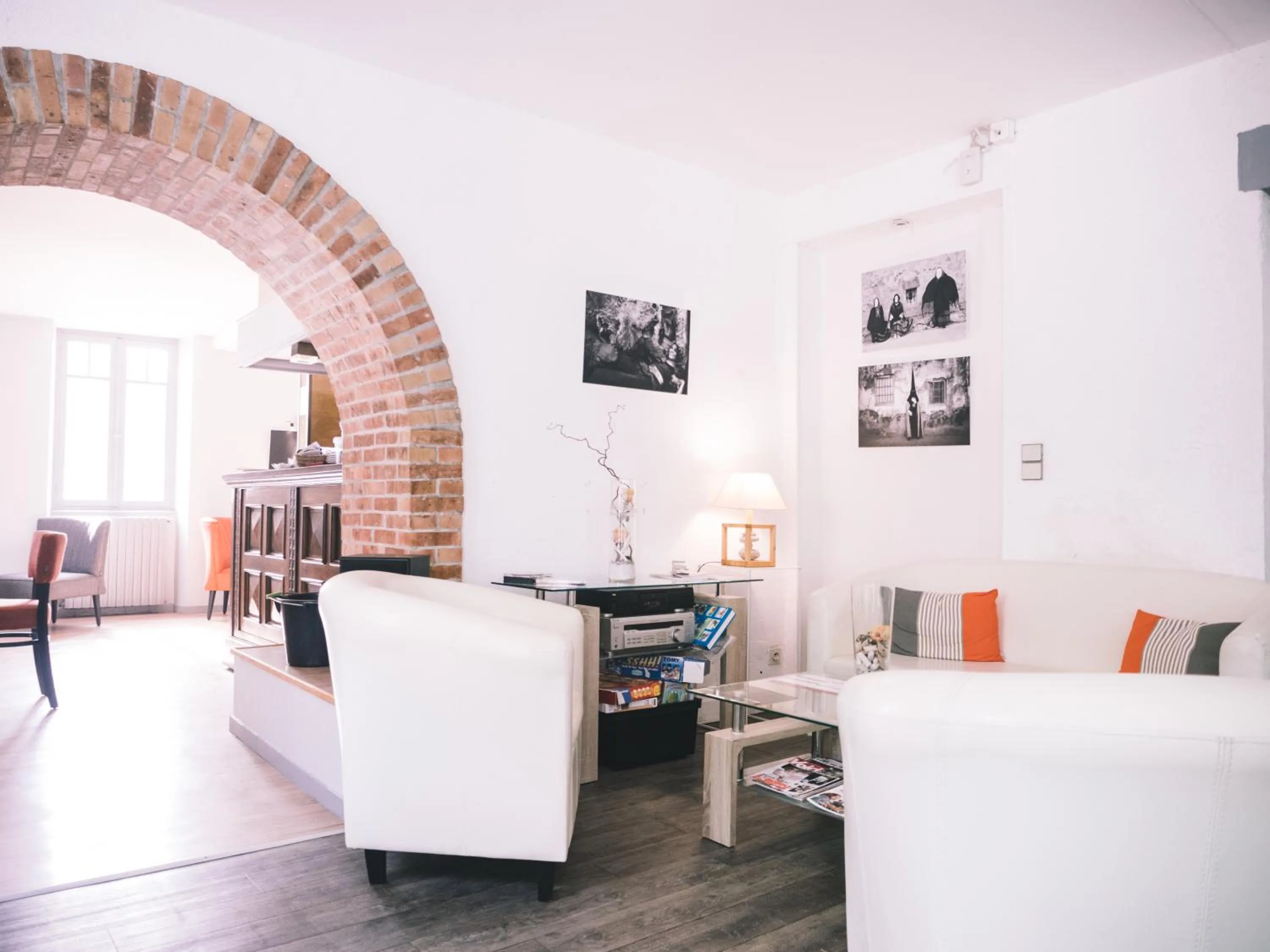 Communal lounge/ TV room in Hôtel de la Rhune