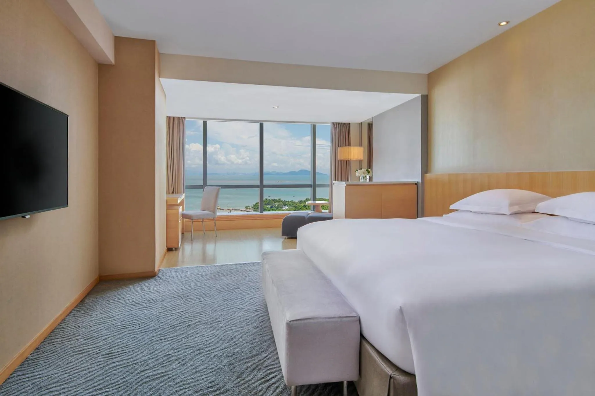 Photo of the whole room, Bed in Crowne Plaza Zhuhai City Center by IHG