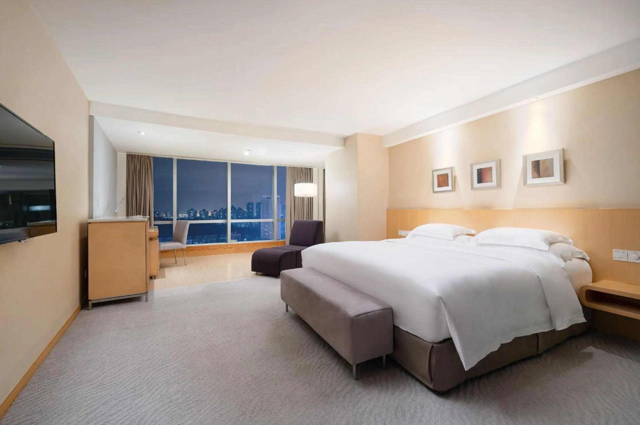 Photo of the whole room, Bed in Crowne Plaza Zhuhai City Center by IHG