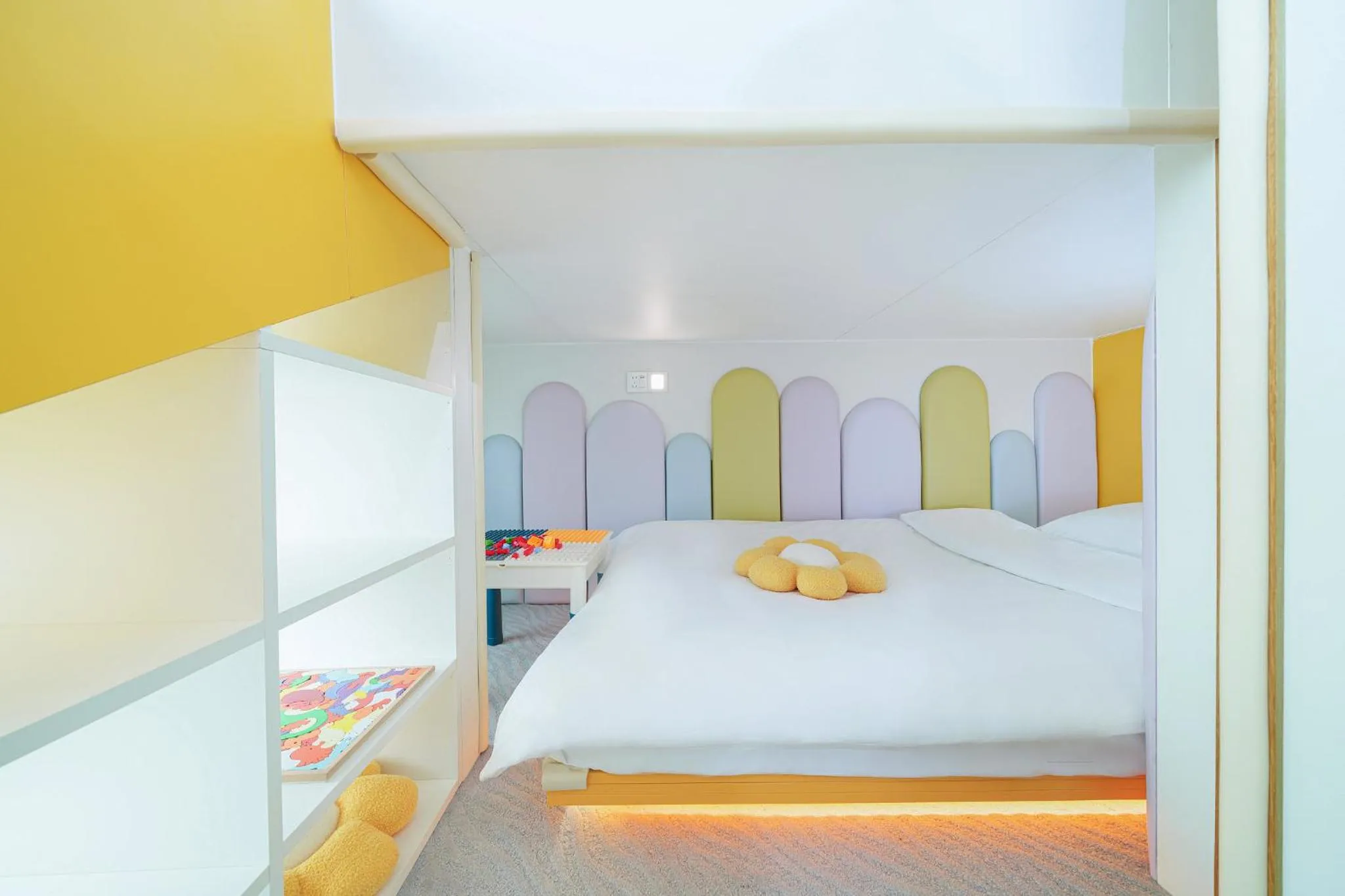 Photo of the whole room, Bed in Crowne Plaza Zhuhai City Center by IHG