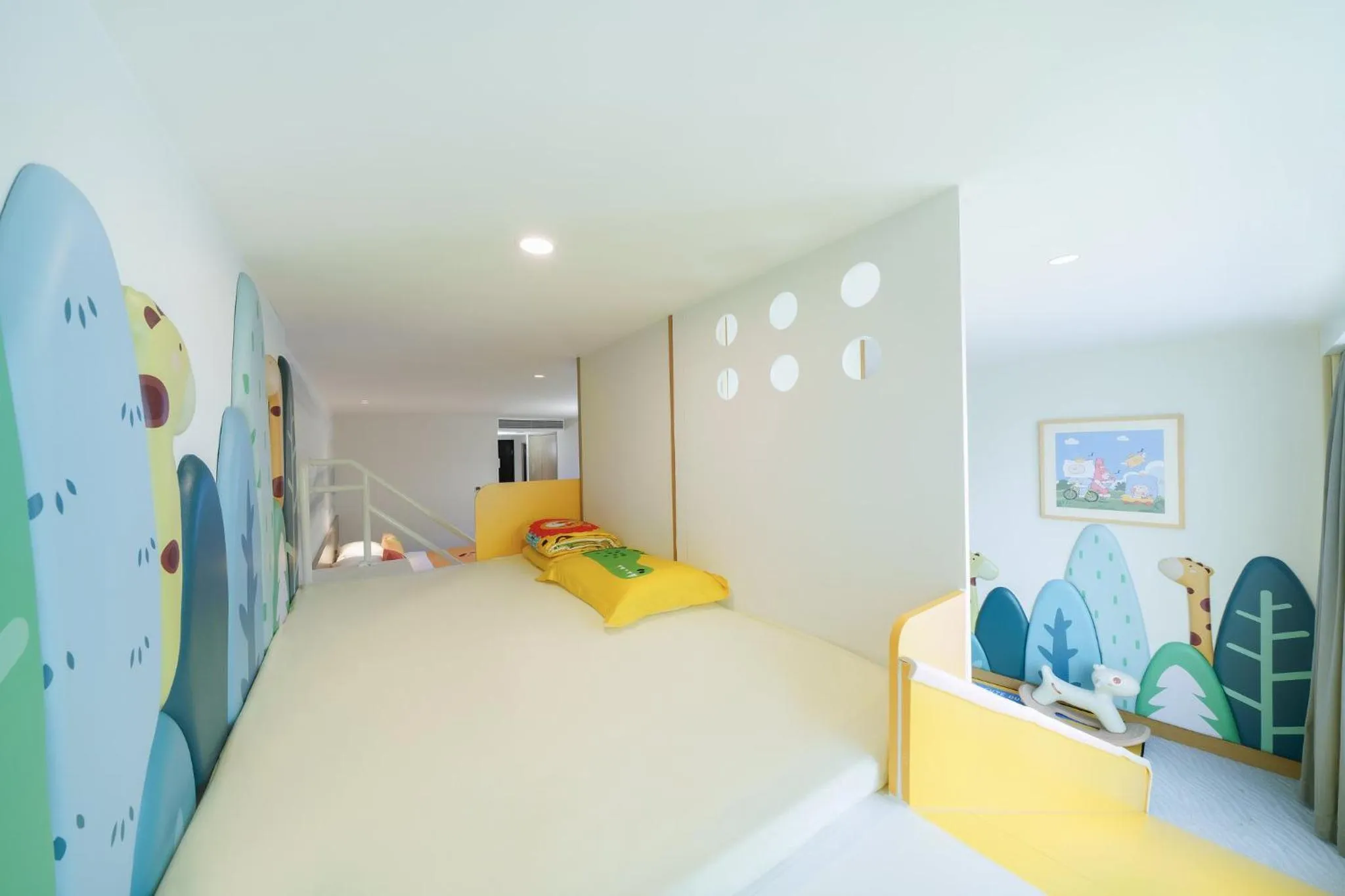 Photo of the whole room, Bed in Crowne Plaza Zhuhai City Center by IHG