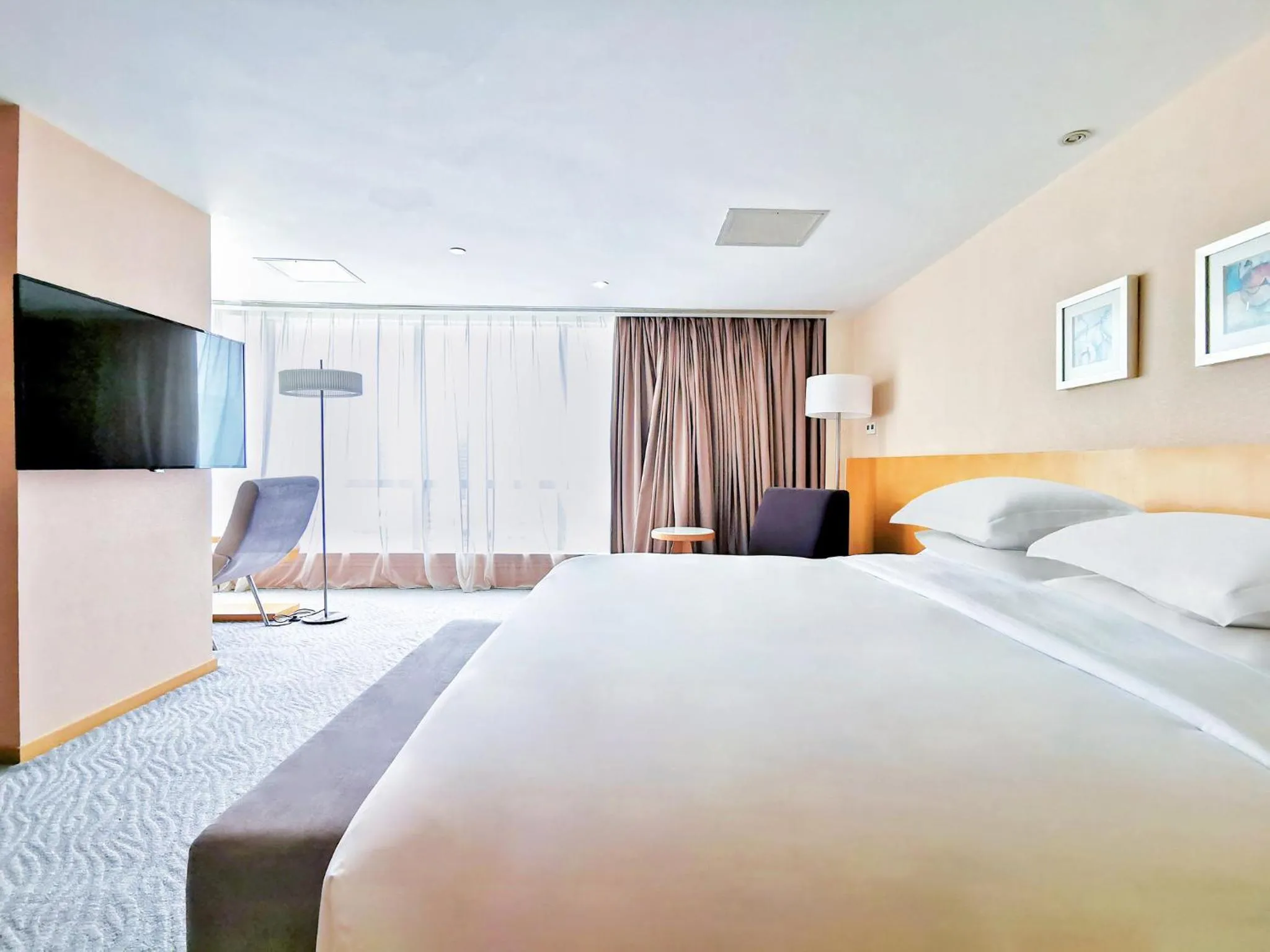 Photo of the whole room, Bed in Crowne Plaza Zhuhai City Center by IHG