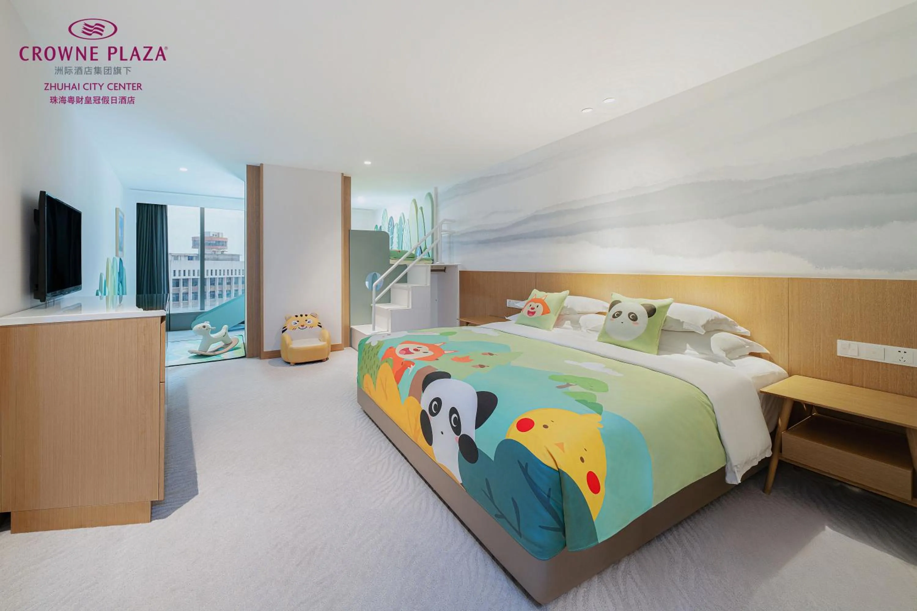 Photo of the whole room, Bed in Crowne Plaza Zhuhai City Center by IHG