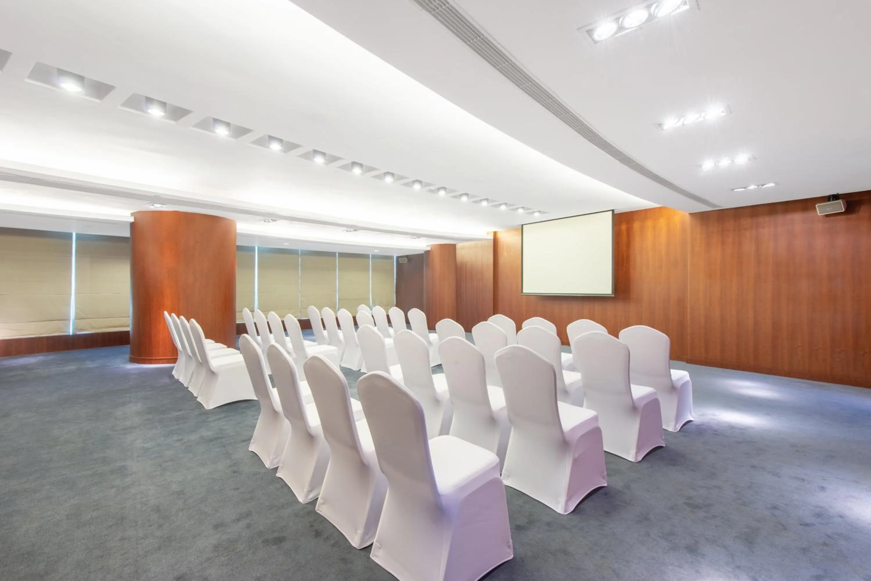 Meeting/conference room in Crowne Plaza Zhuhai City Center by IHG