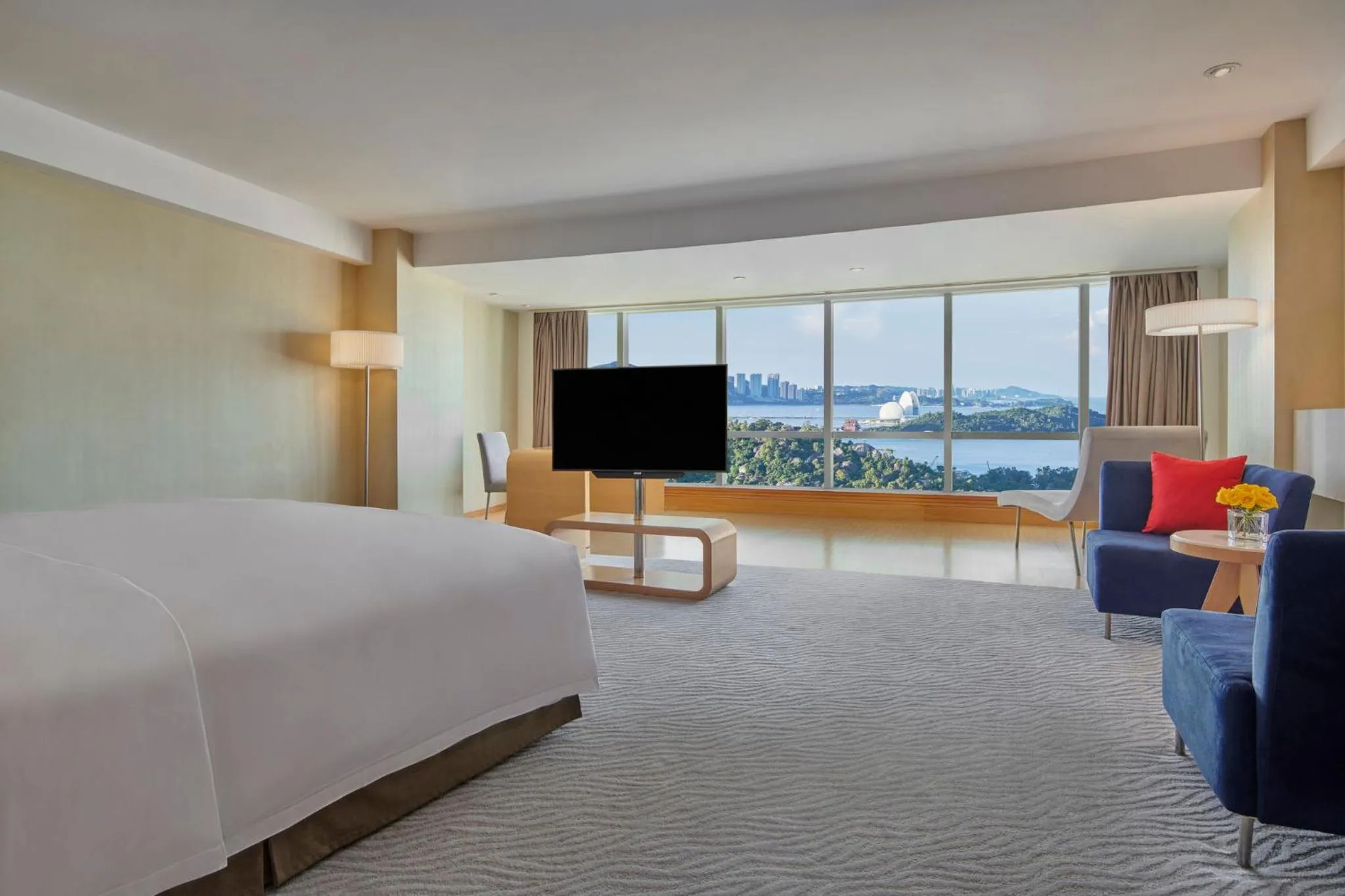 Photo of the whole room, Bed in Crowne Plaza Zhuhai City Center by IHG