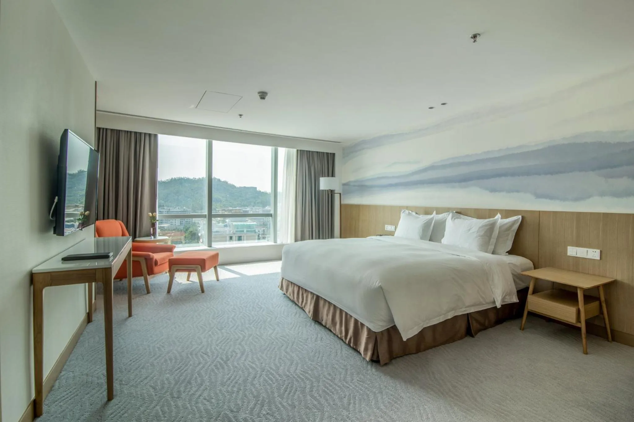 Photo of the whole room, Bed in Crowne Plaza Zhuhai City Center by IHG
