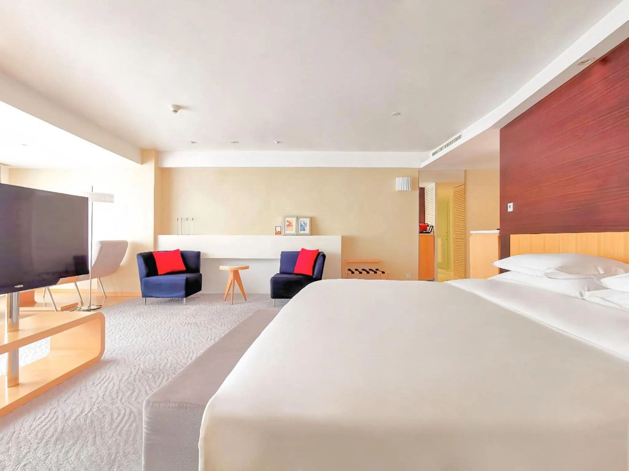 Photo of the whole room, Bed in Crowne Plaza Zhuhai City Center by IHG