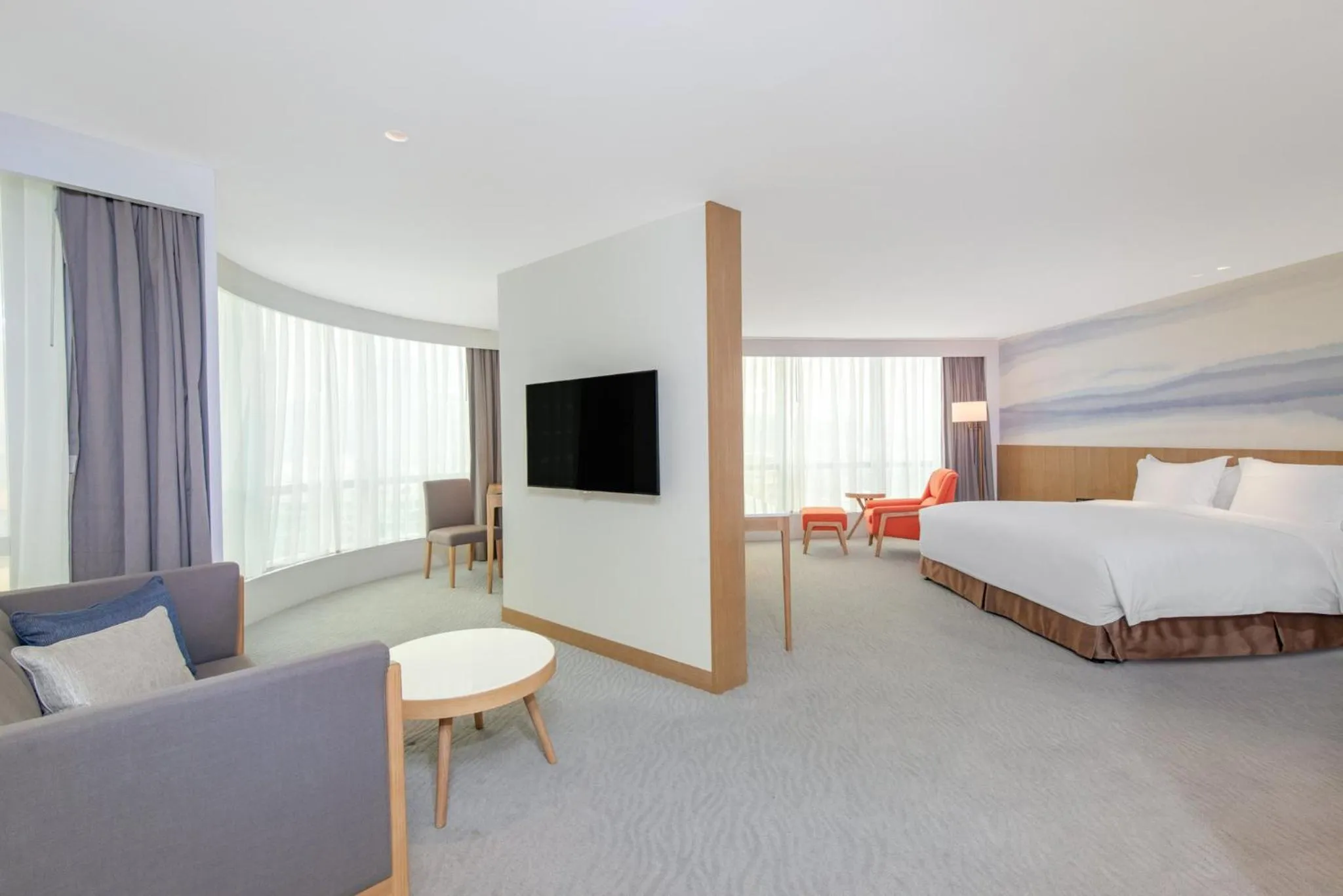 Photo of the whole room, Bed in Crowne Plaza Zhuhai City Center by IHG