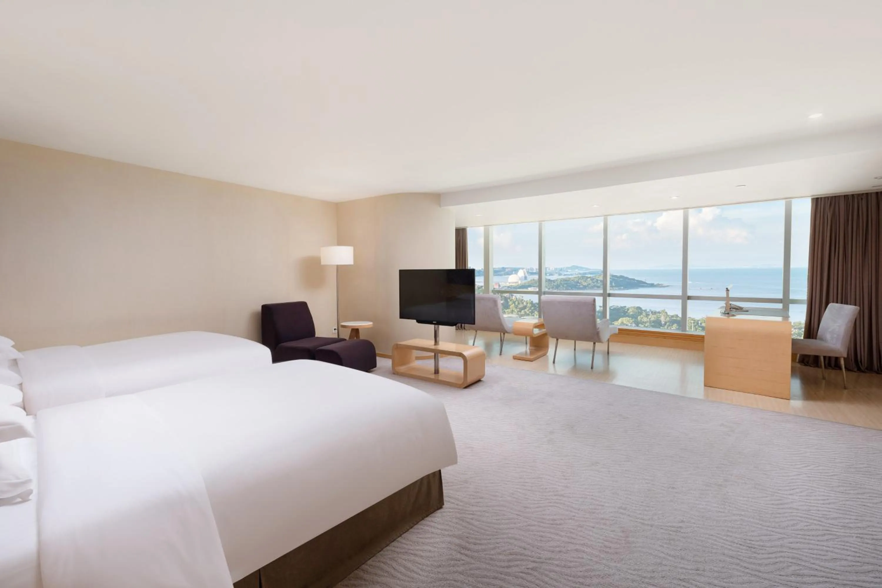 Photo of the whole room, Bed in Crowne Plaza Zhuhai City Center by IHG