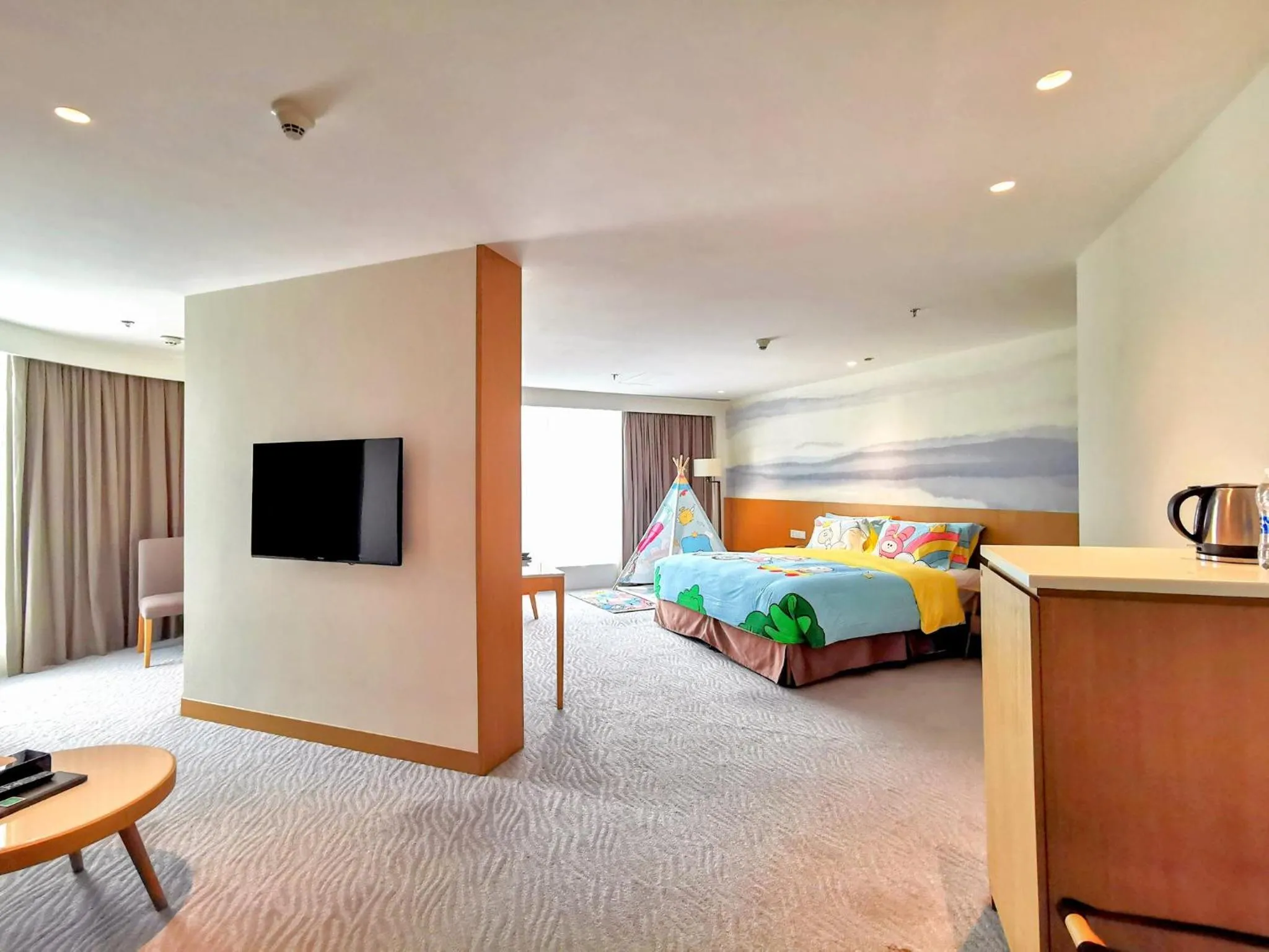 Photo of the whole room, Bed in Crowne Plaza Zhuhai City Center by IHG