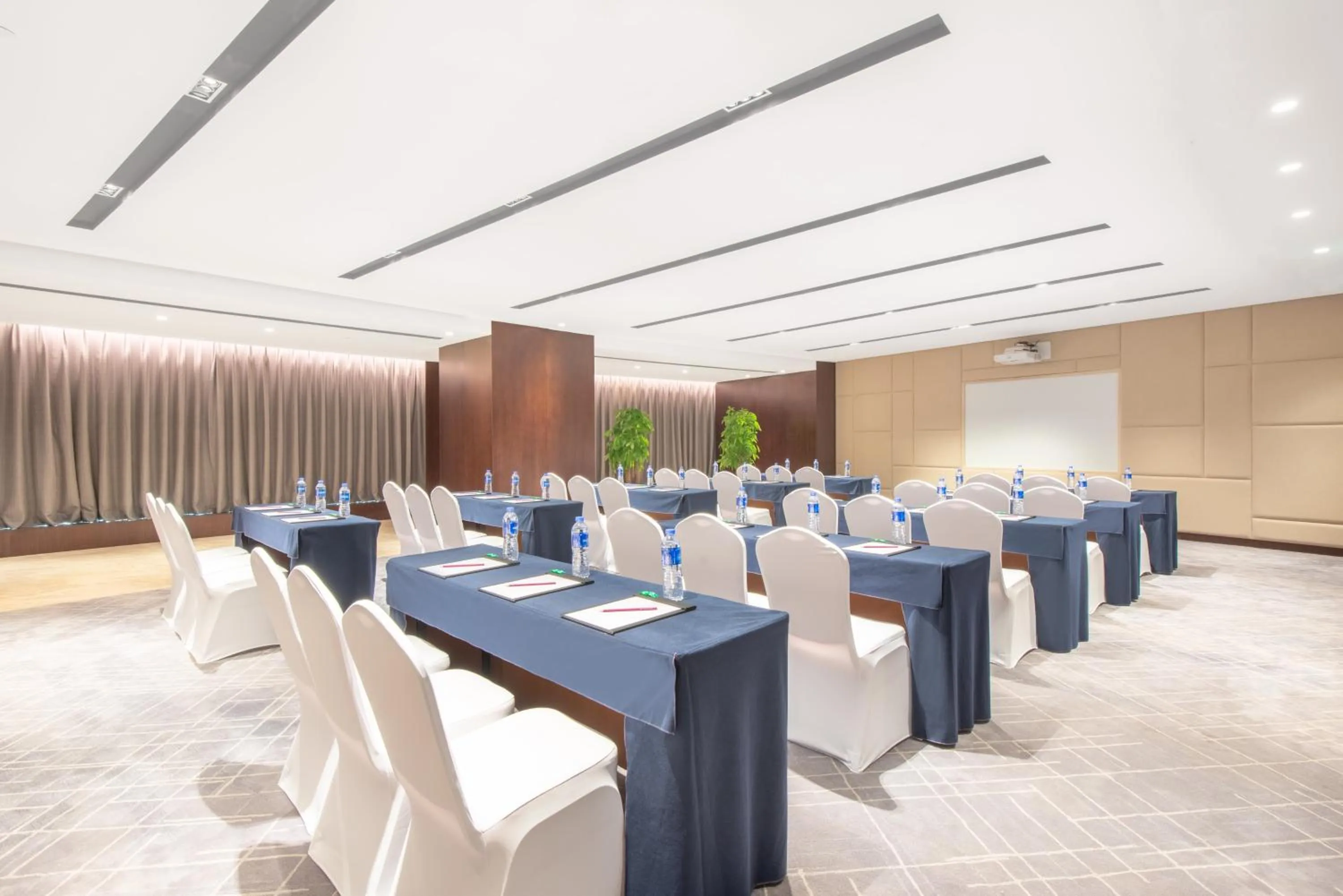 Meeting/conference room in Crowne Plaza Zhuhai City Center by IHG