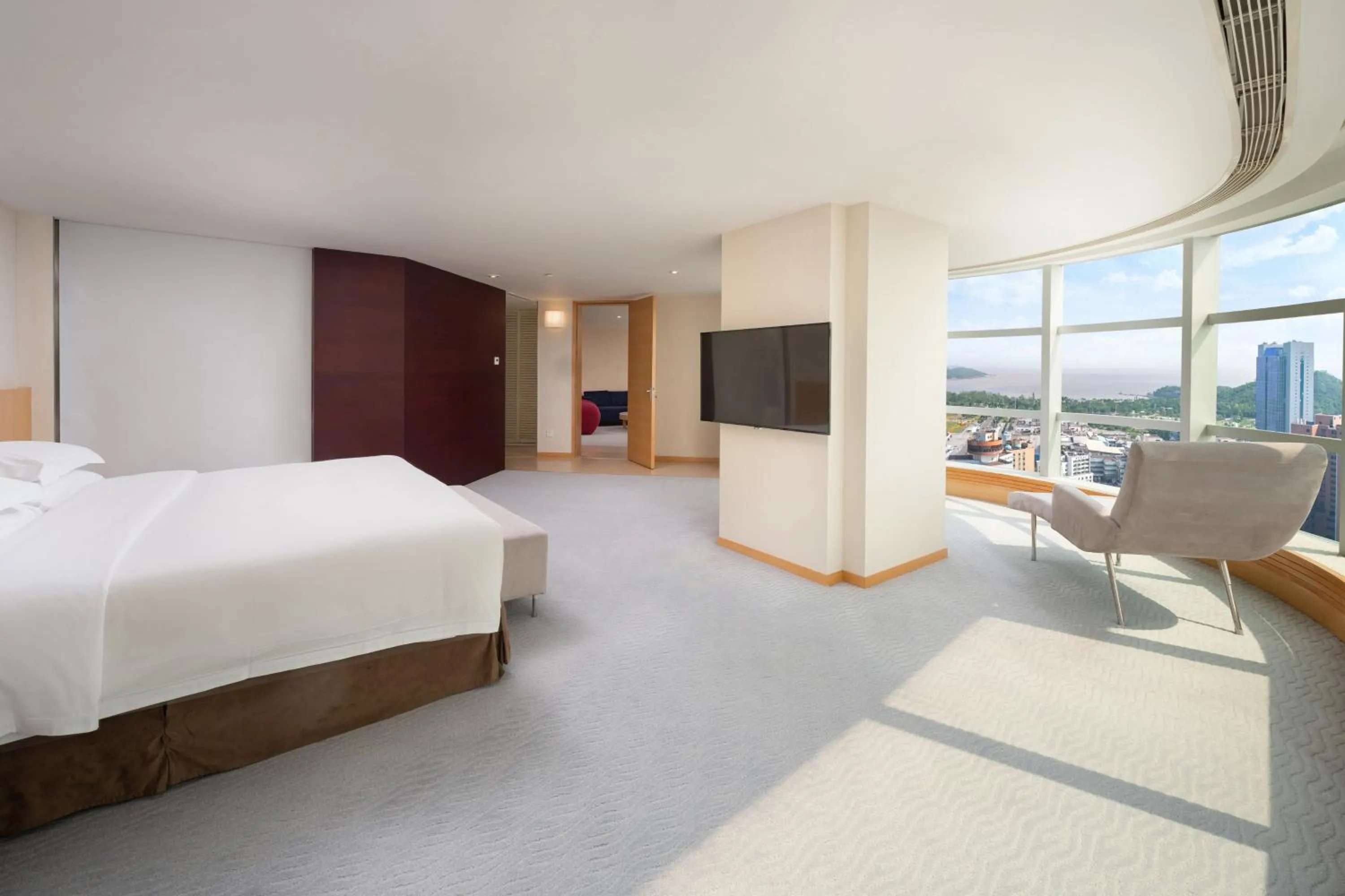 Photo of the whole room, Bed in Crowne Plaza Zhuhai City Center by IHG