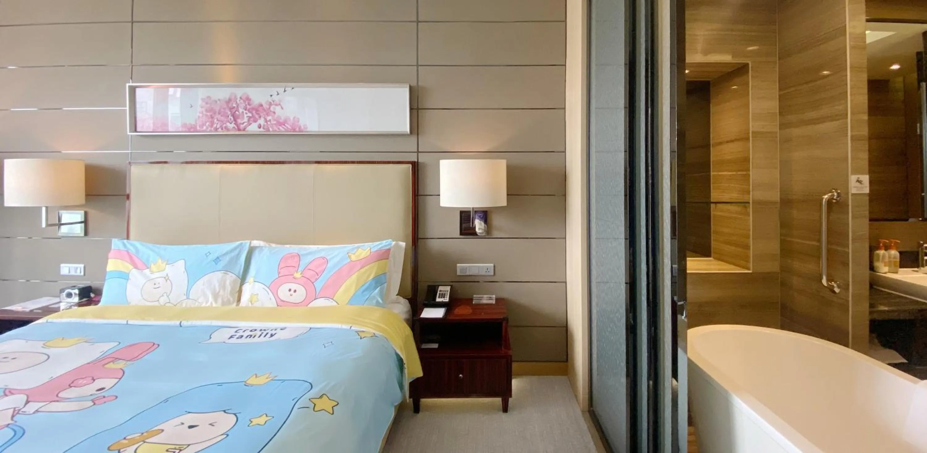 Toilet, Bed in Crowne Plaza Shenzhen Longgang City Centre by IHG