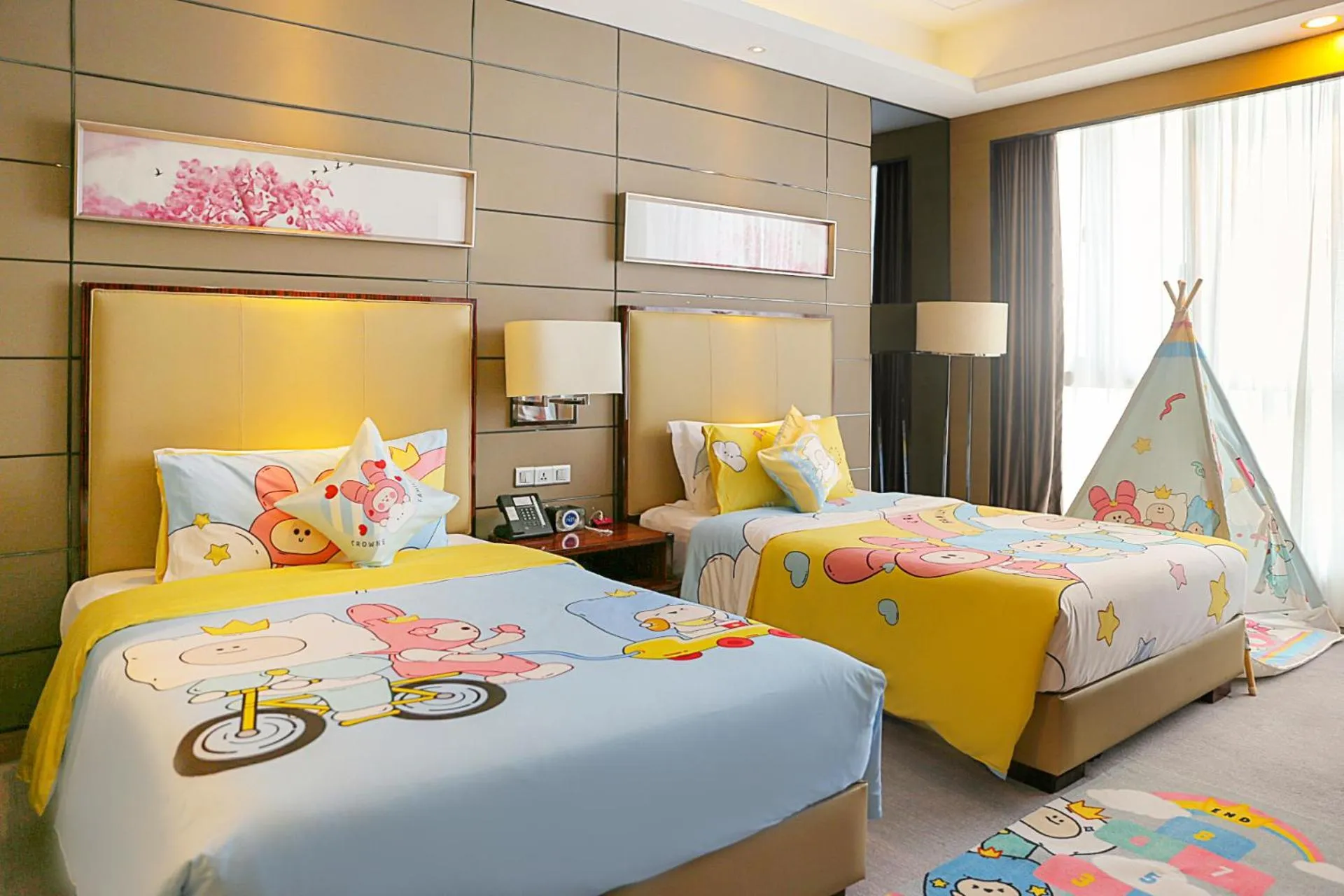 Bed in Crowne Plaza Shenzhen Longgang City Centre by IHG