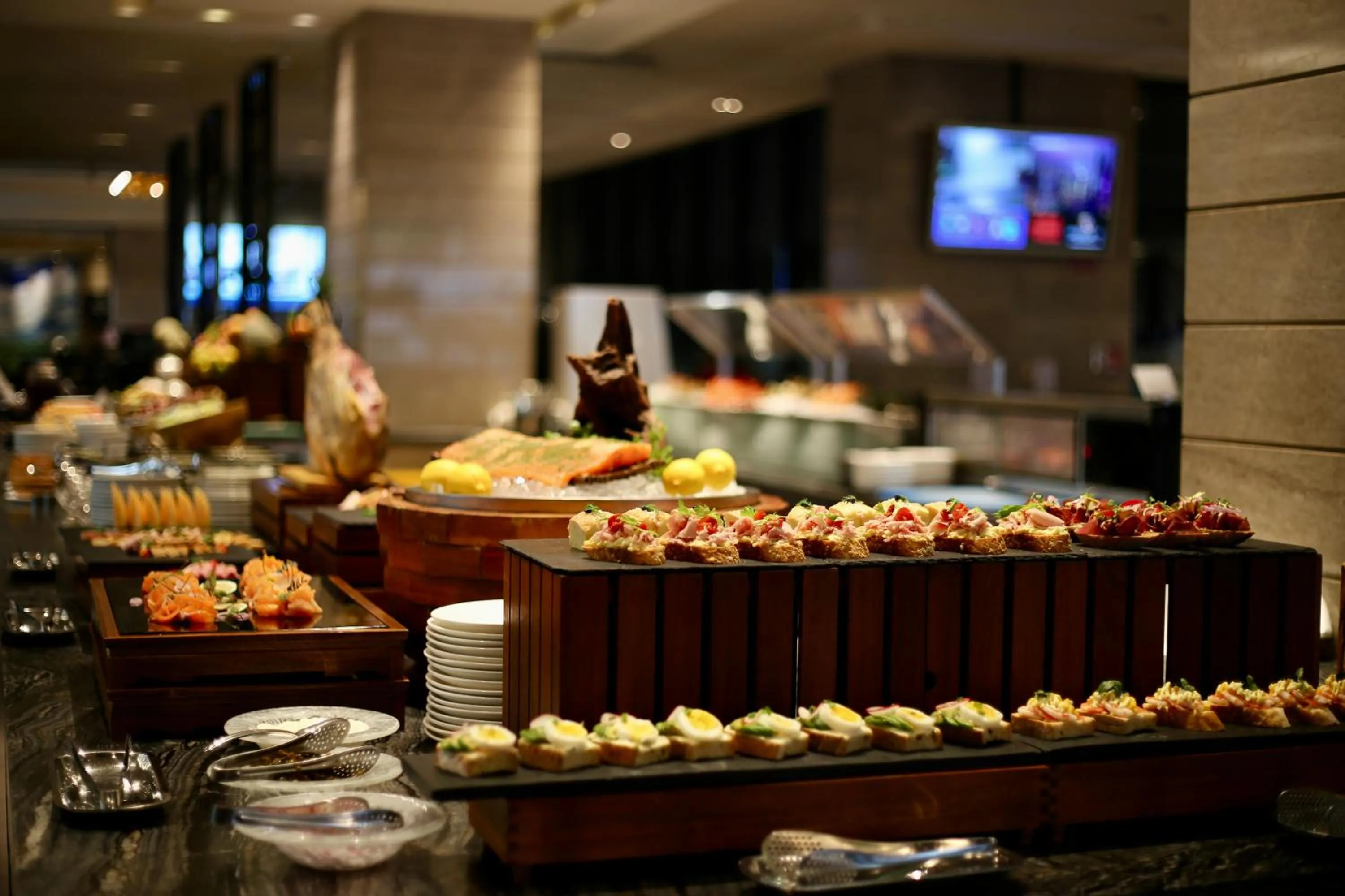 Restaurant/places to eat in Crowne Plaza Shenzhen Longgang City Centre by IHG