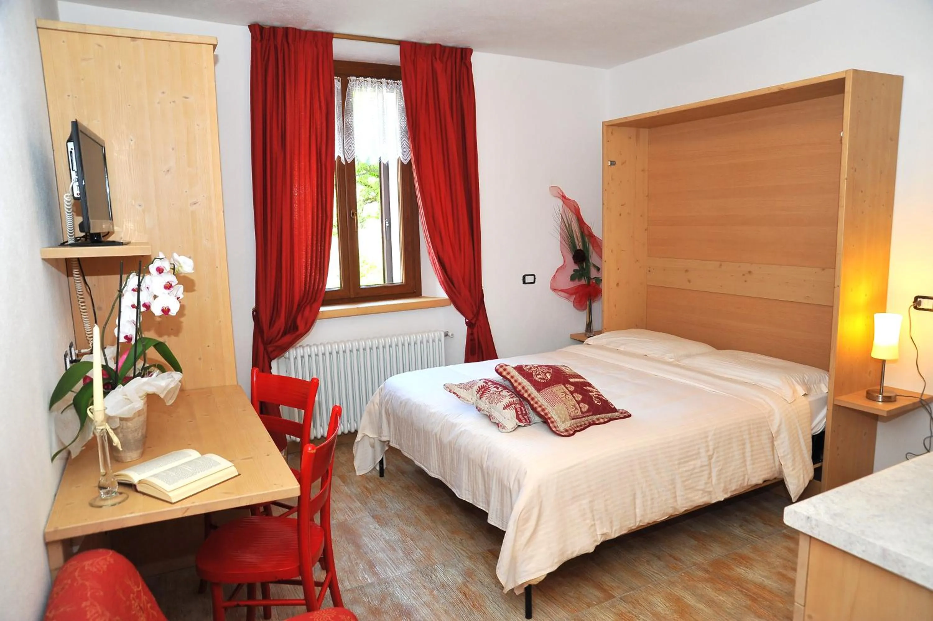 Photo of the whole room, Bed in Albergo Stelvio