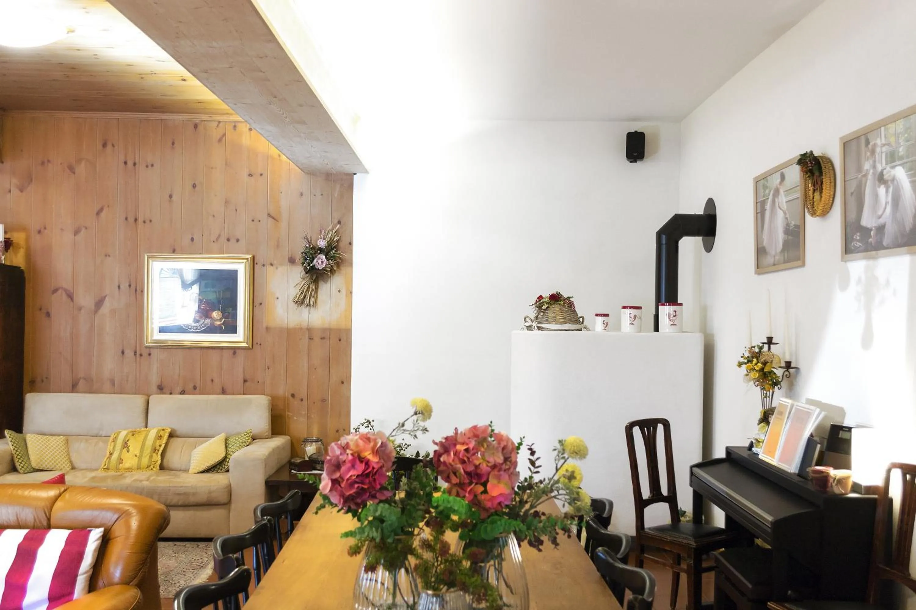 Communal lounge/ TV room in Albergo Stelvio