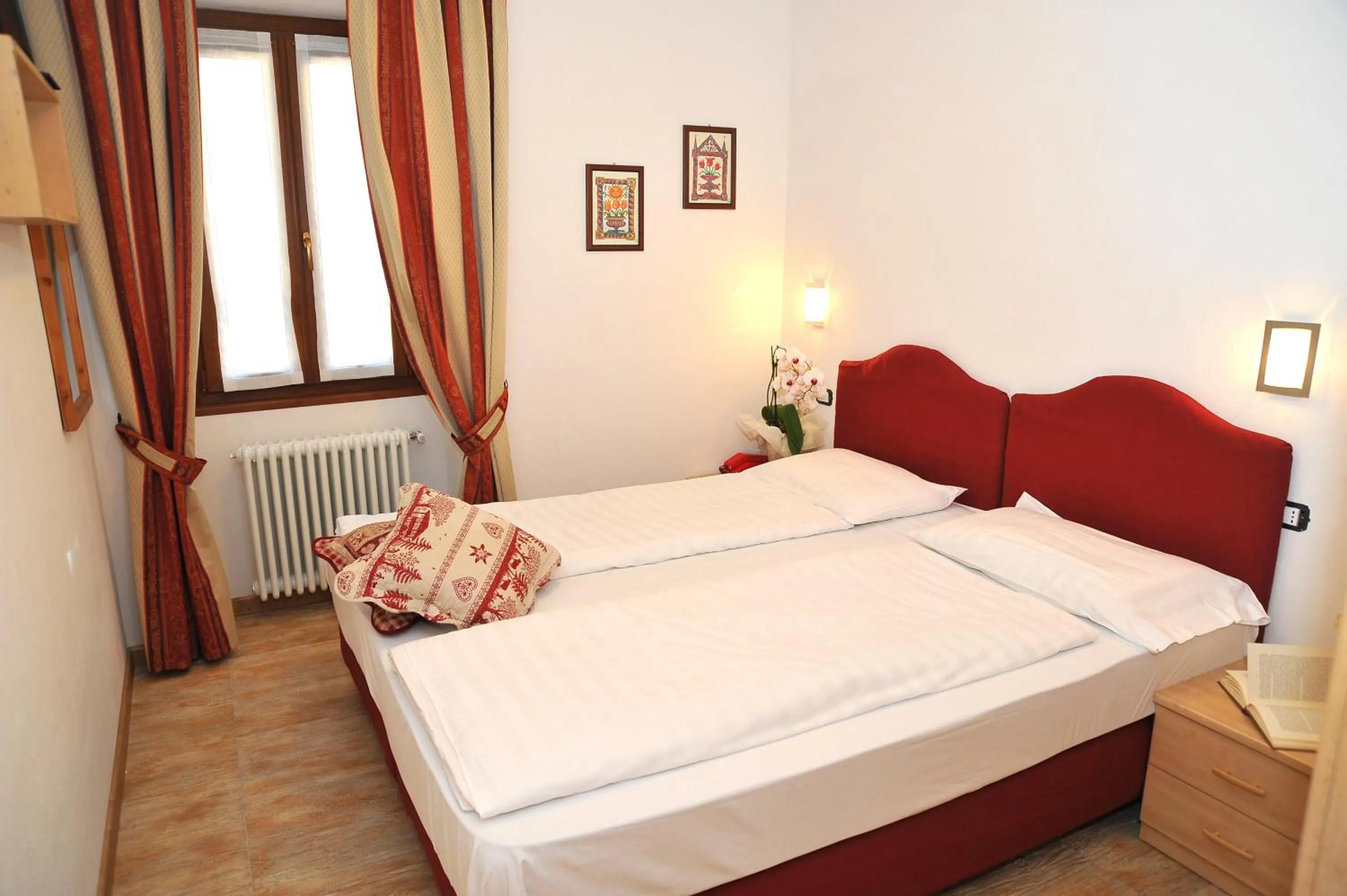 Photo of the whole room, Bed in Albergo Stelvio