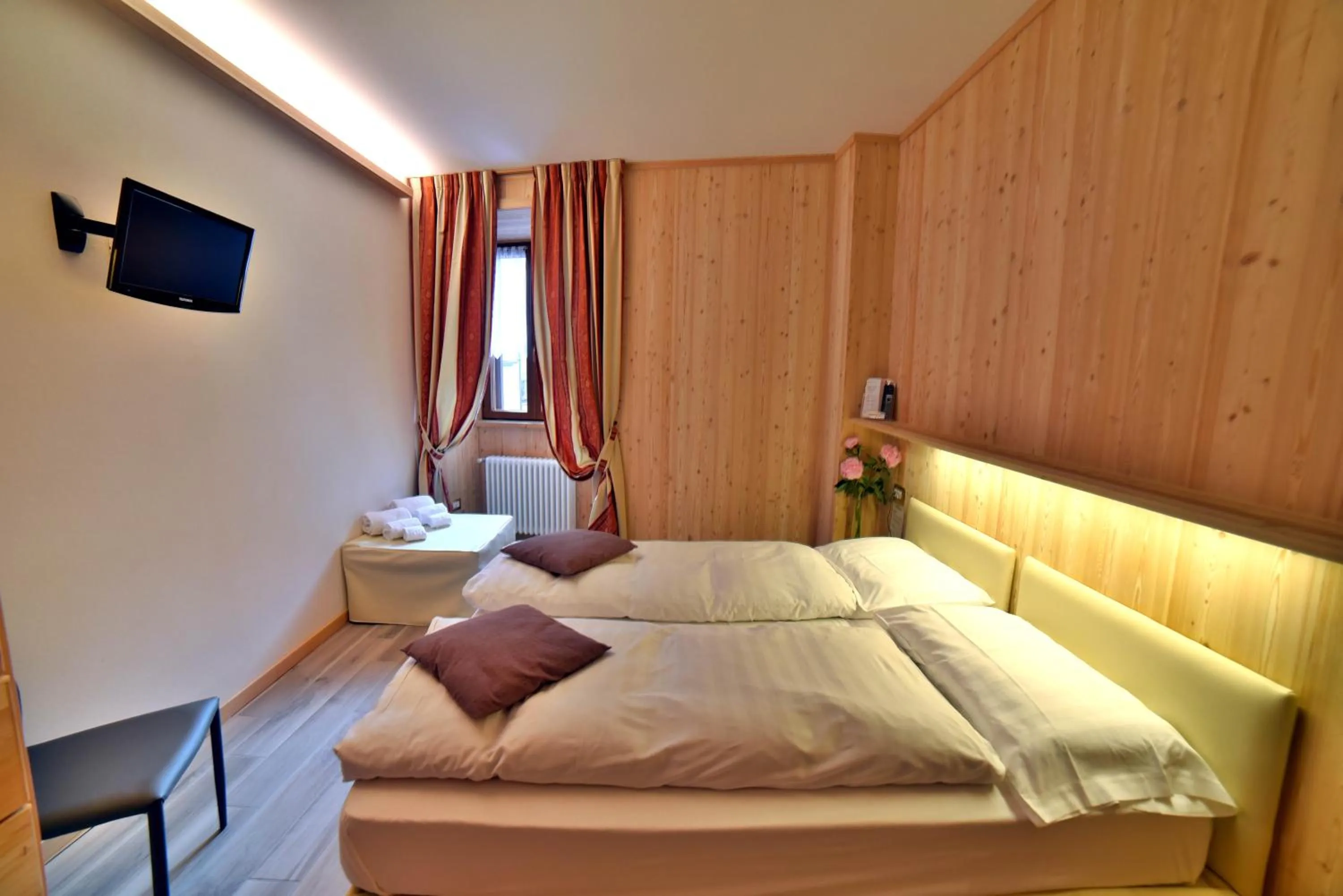 Photo of the whole room, Bed in Albergo Stelvio