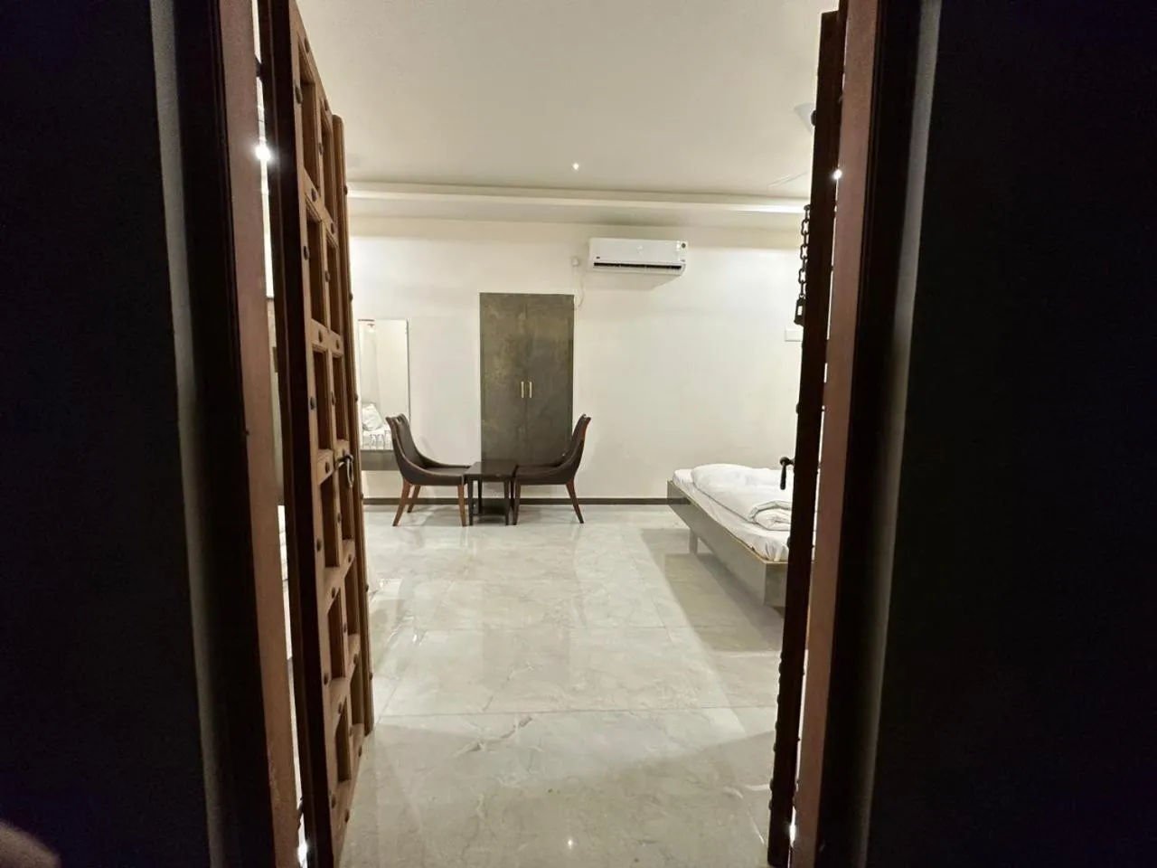 Bedroom, Bed in Hotel Surbhi