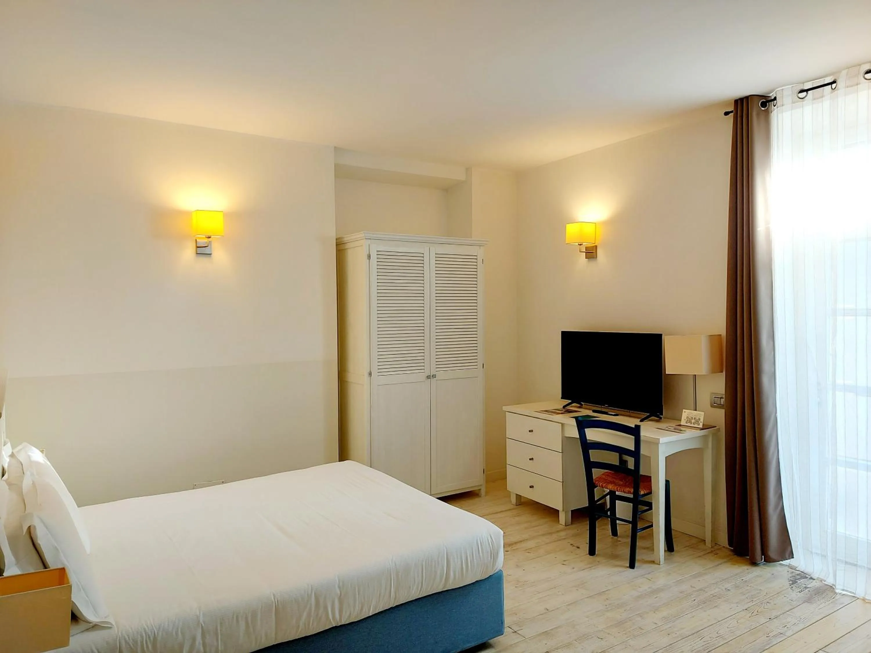 wardrobe, Bed in Hotel La Villa Del Mare
