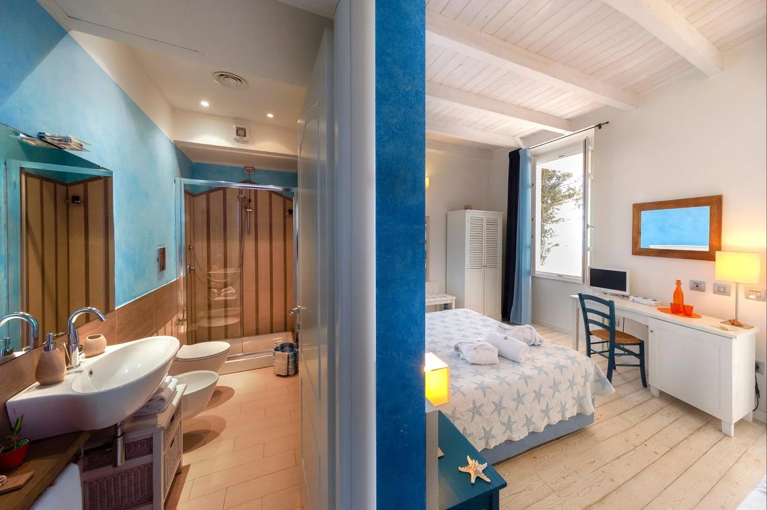 Bathroom, Bed in Hotel La Villa Del Mare