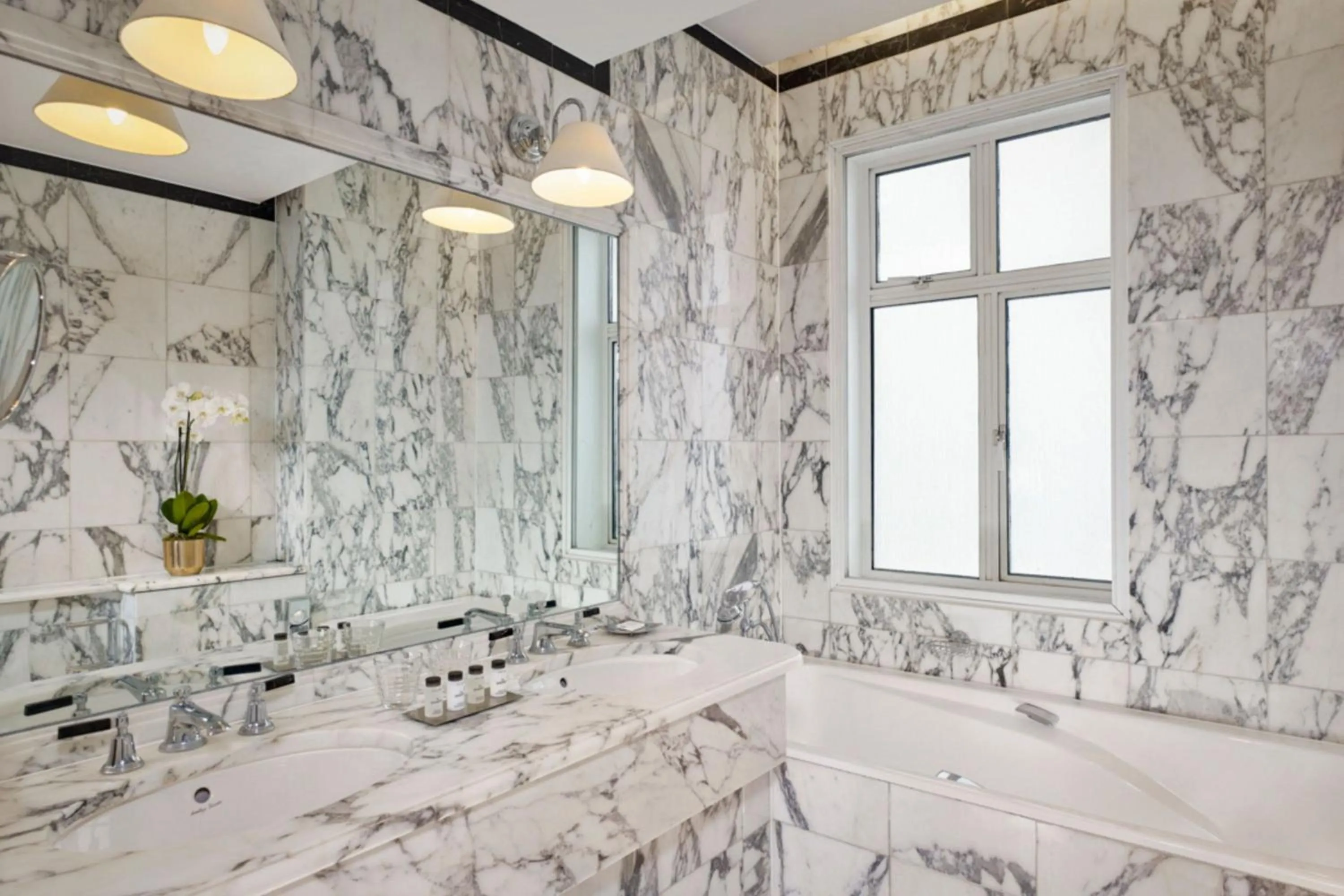 Bathroom in Sheraton Grand London Park Lane