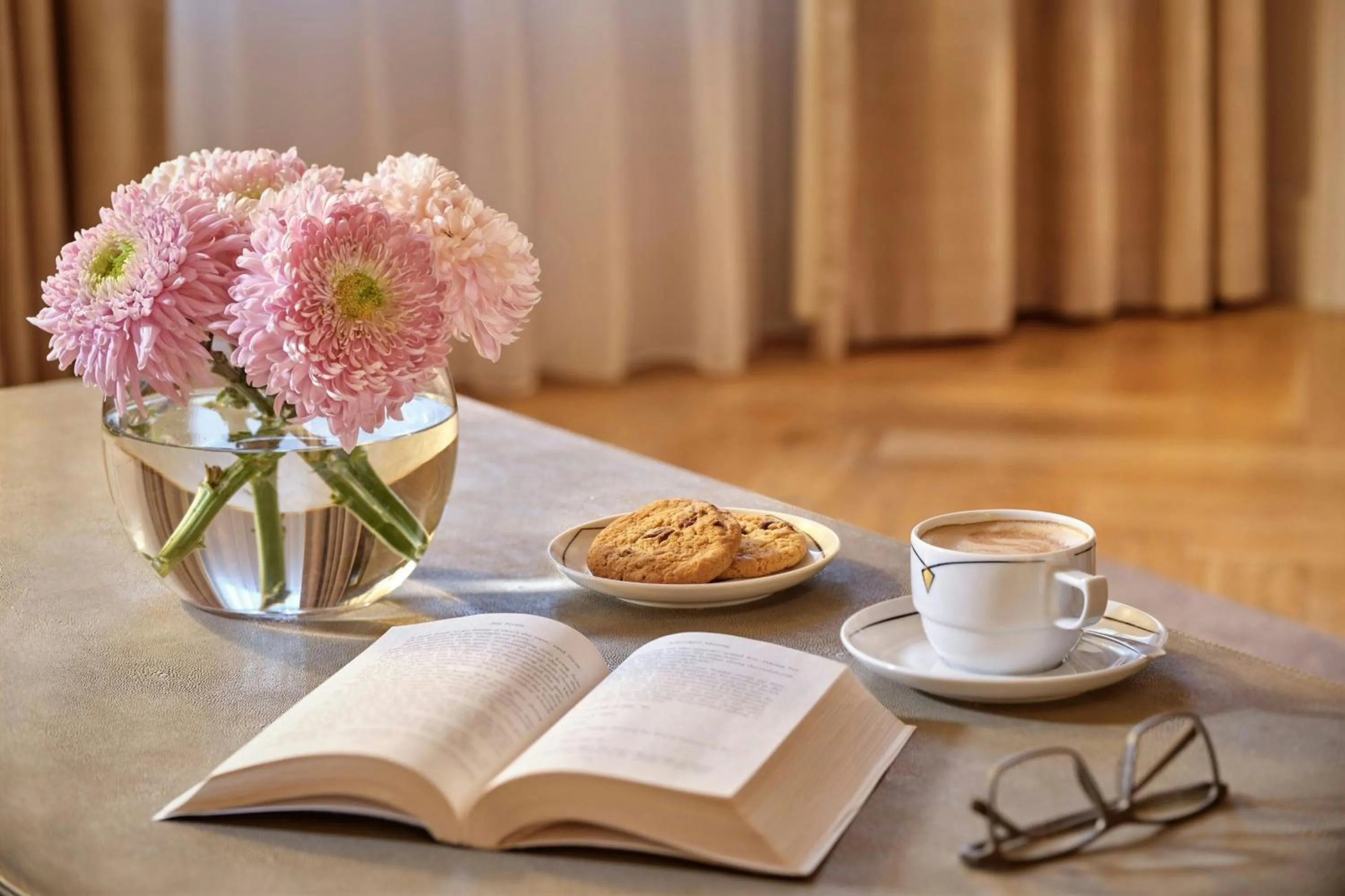 Photo of the whole room in Sheraton Grand London Park Lane
