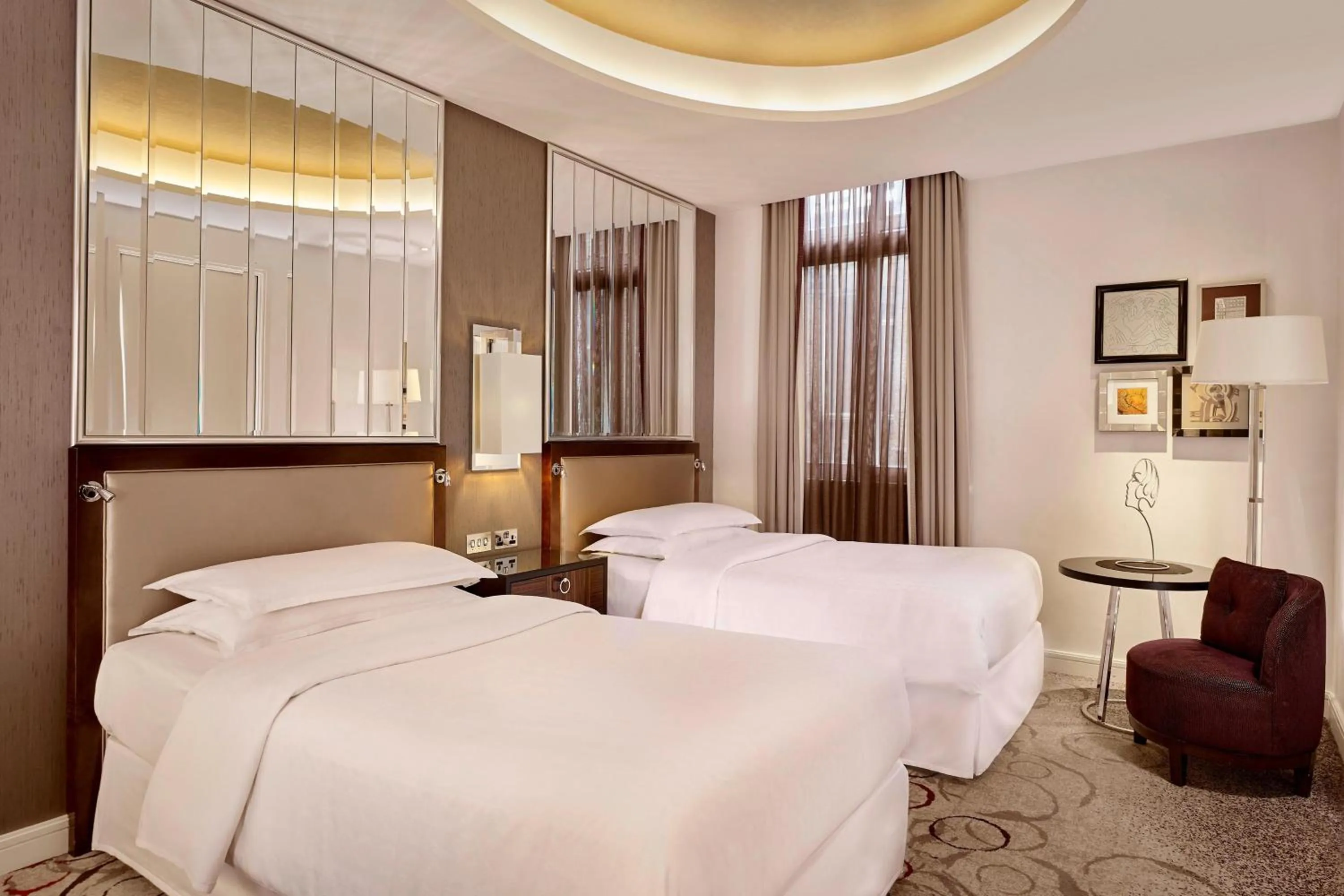 Photo of the whole room, Bed in Sheraton Grand London Park Lane