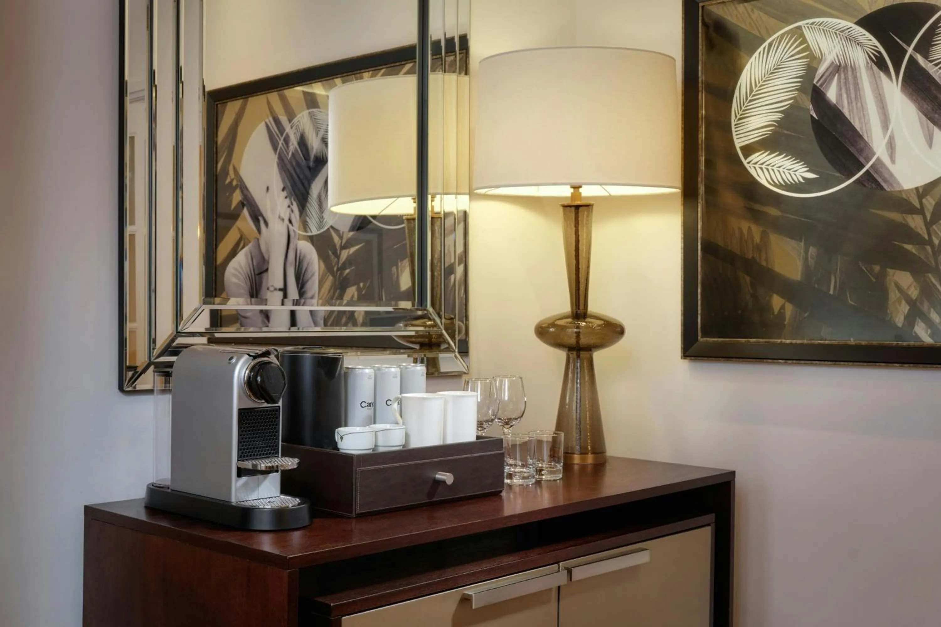 Photo of the whole room in Sheraton Grand London Park Lane