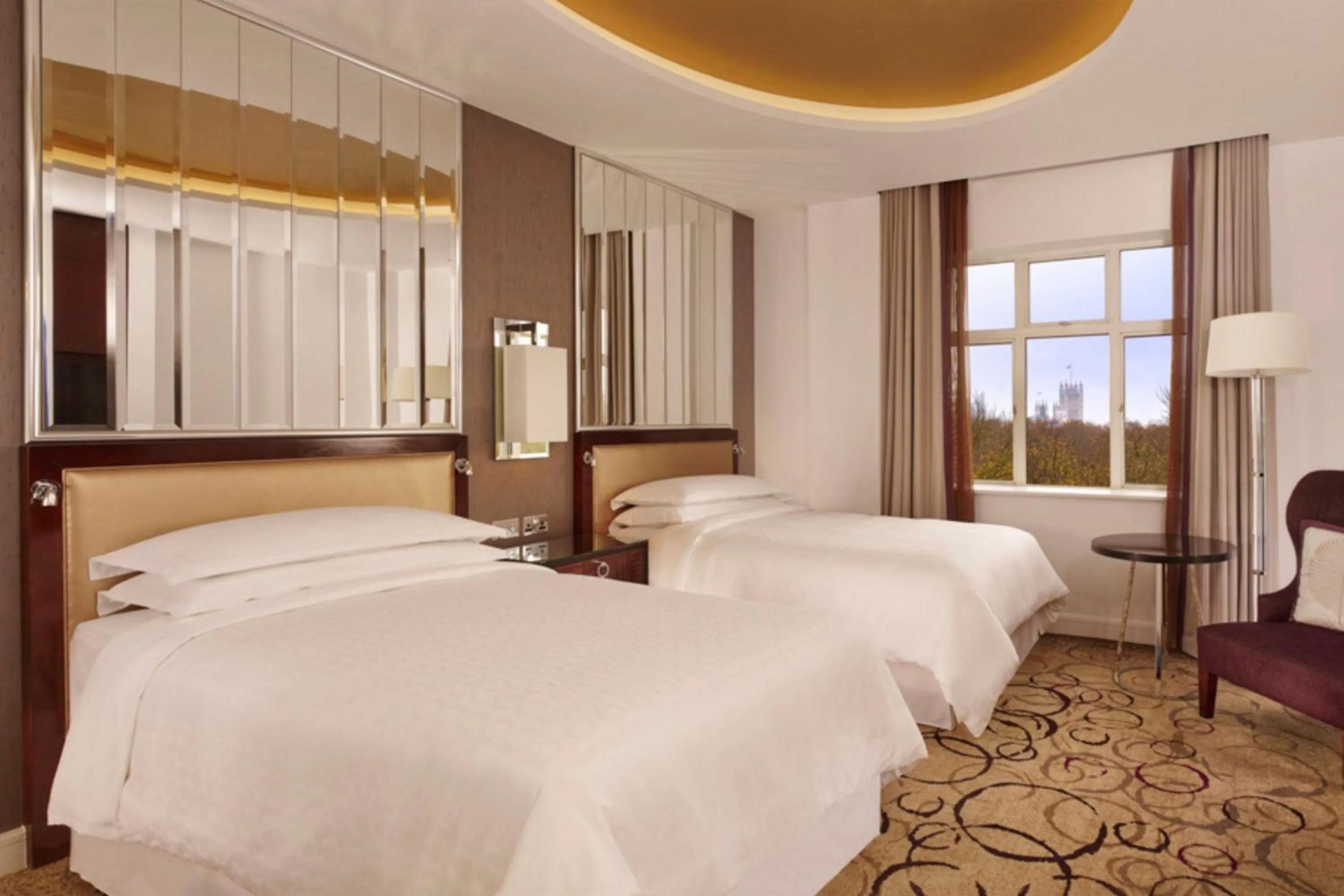 Photo of the whole room, Bed in Sheraton Grand London Park Lane