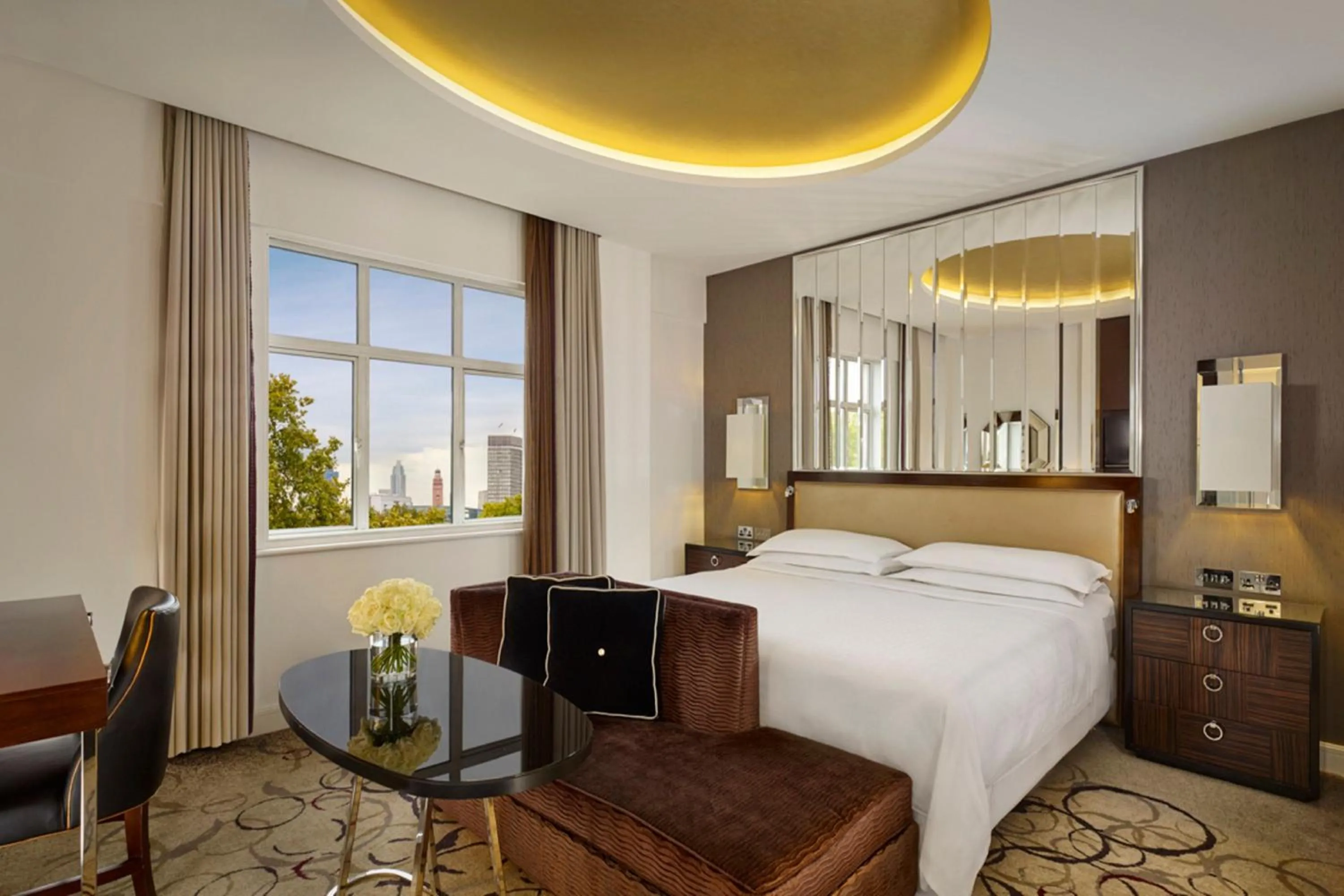 Photo of the whole room, Bed in Sheraton Grand London Park Lane