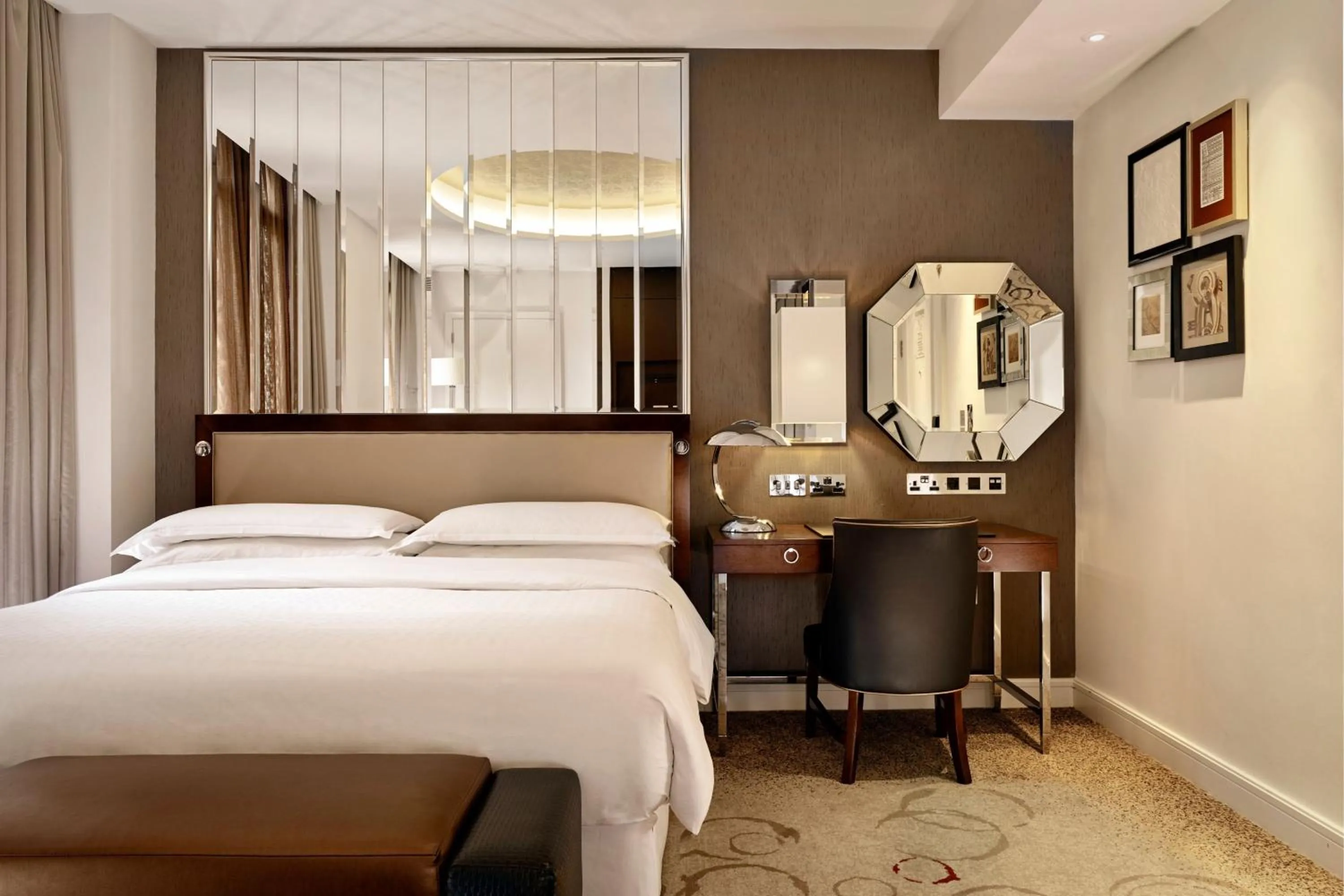 Photo of the whole room, Bed in Sheraton Grand London Park Lane