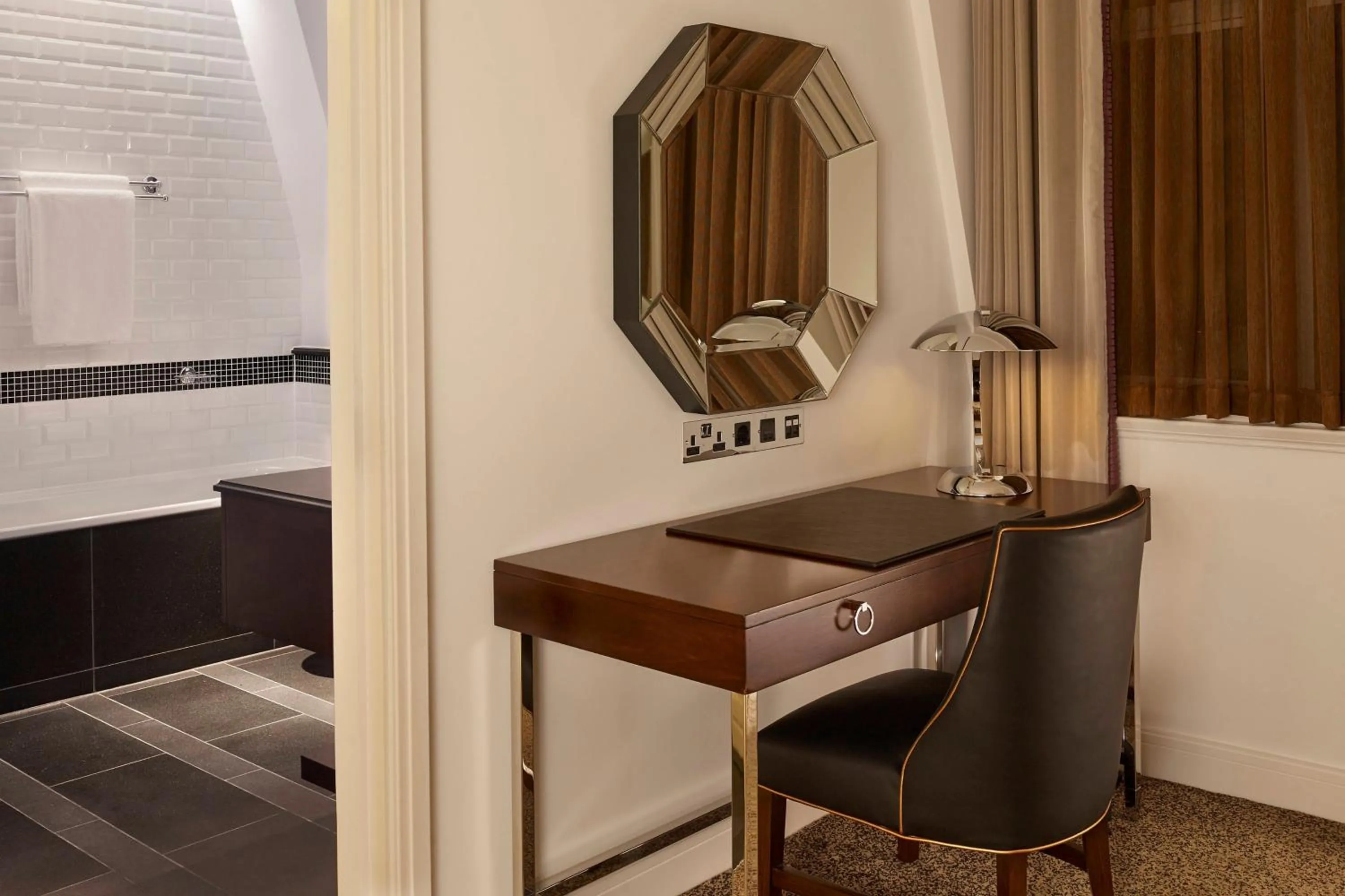 Photo of the whole room in Sheraton Grand London Park Lane