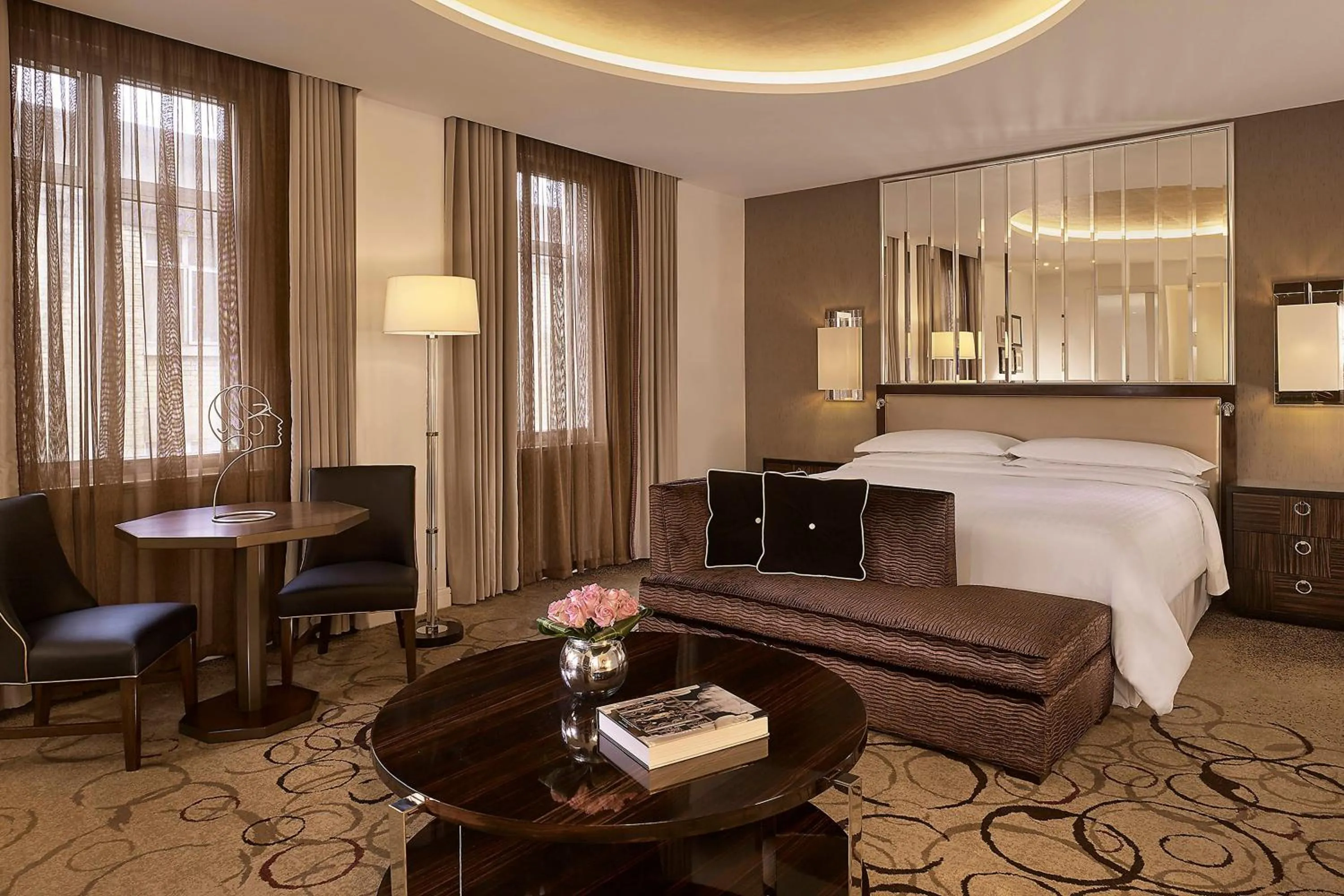 Photo of the whole room, Bed in Sheraton Grand London Park Lane