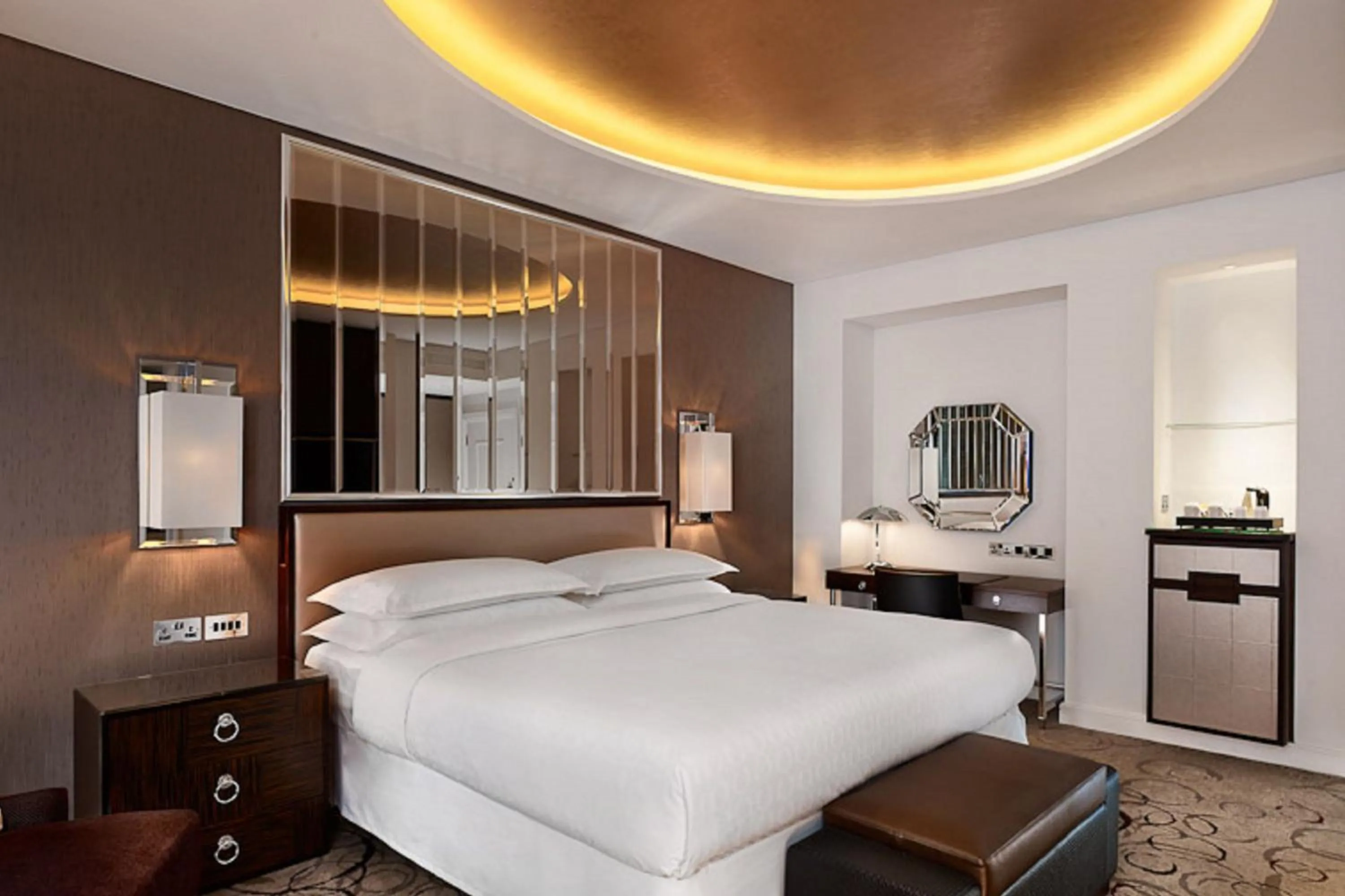 Photo of the whole room, Bed in Sheraton Grand London Park Lane