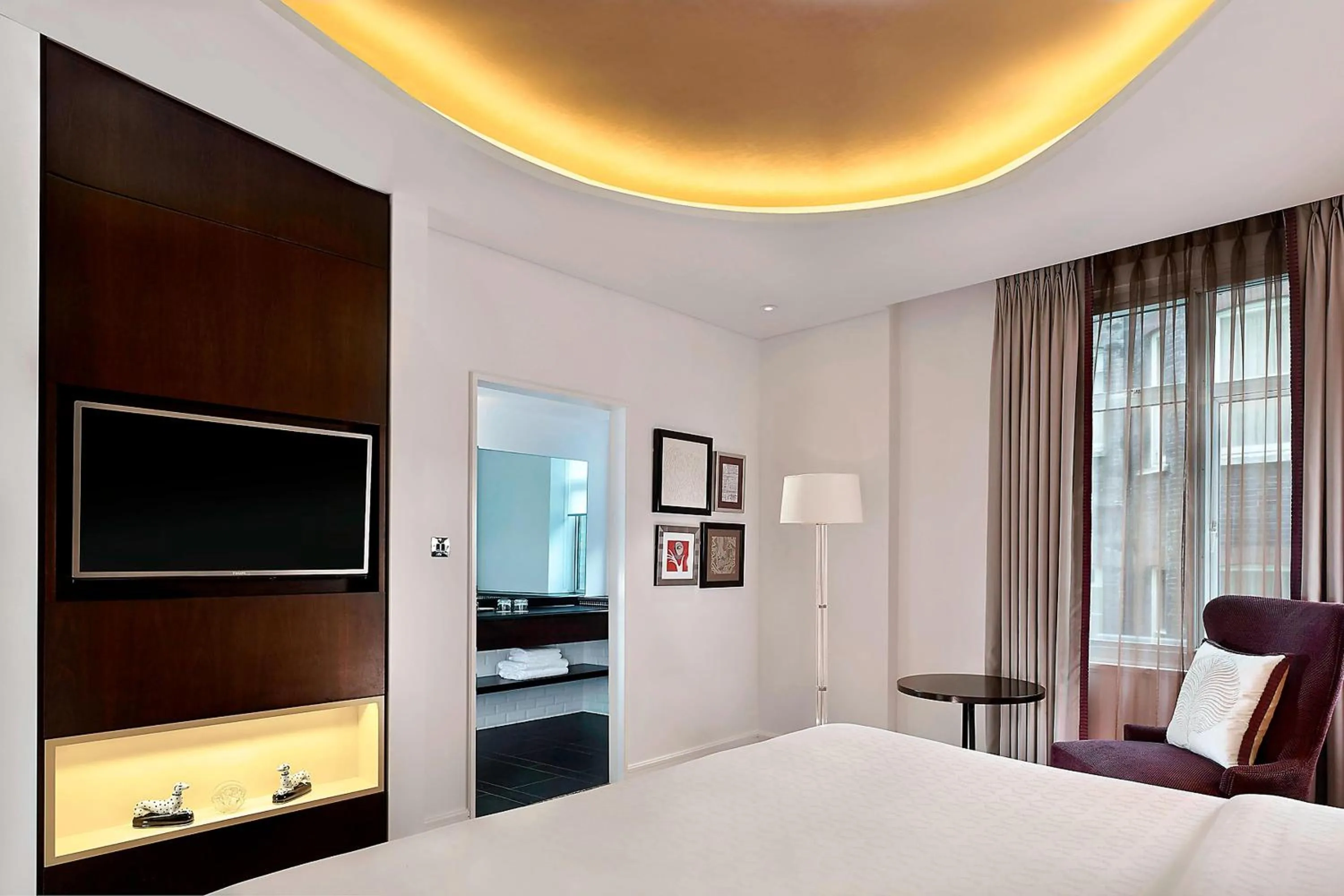 Photo of the whole room, Bed in Sheraton Grand London Park Lane