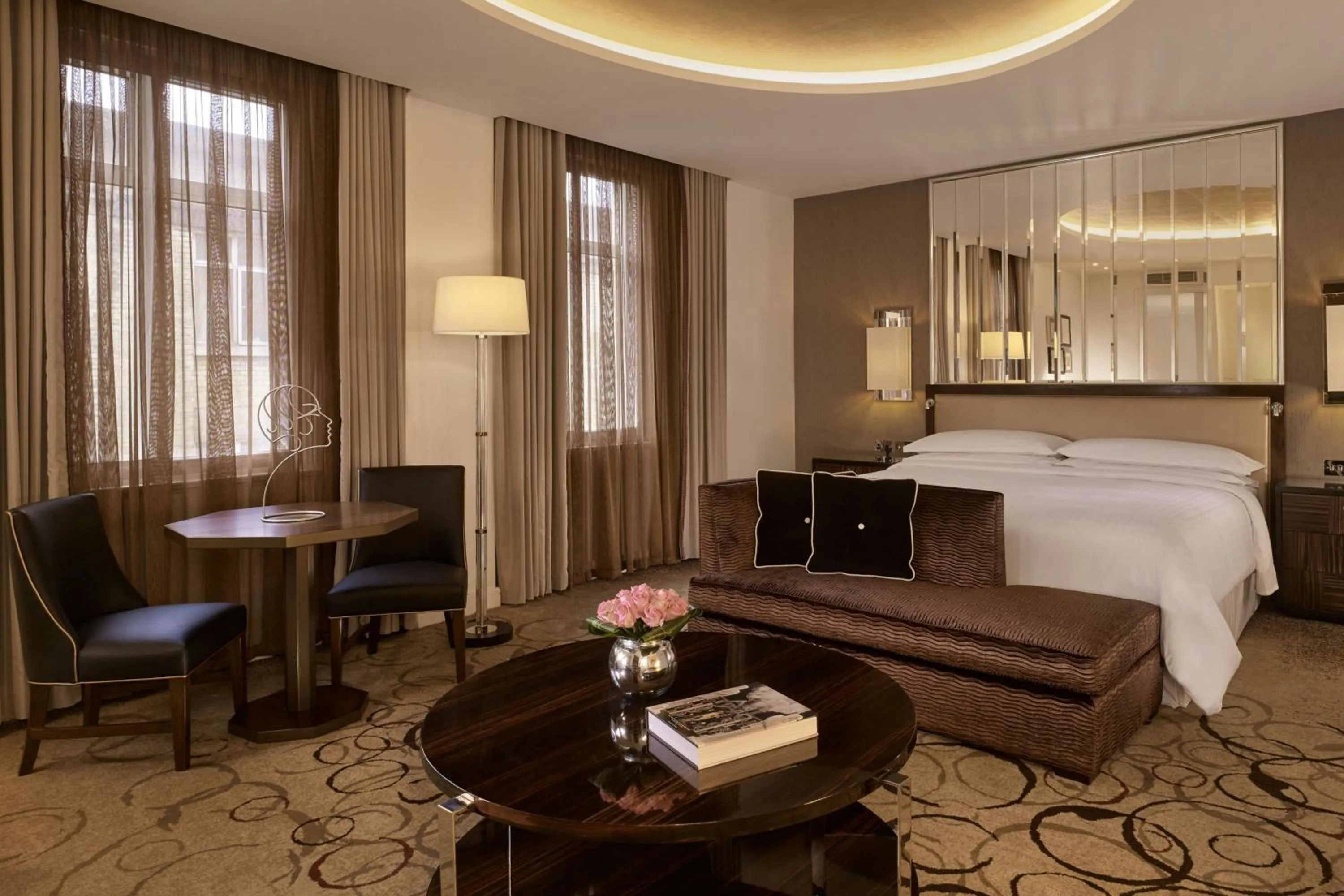 Photo of the whole room, Bed in Sheraton Grand London Park Lane