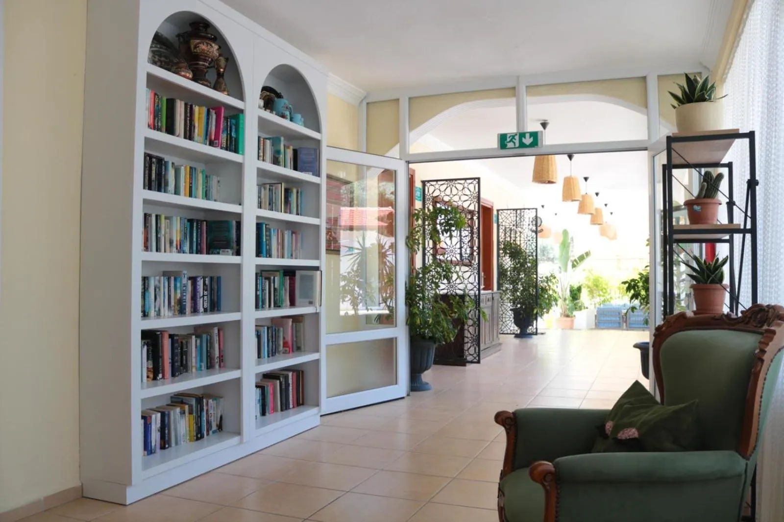 Library in Taner Otel