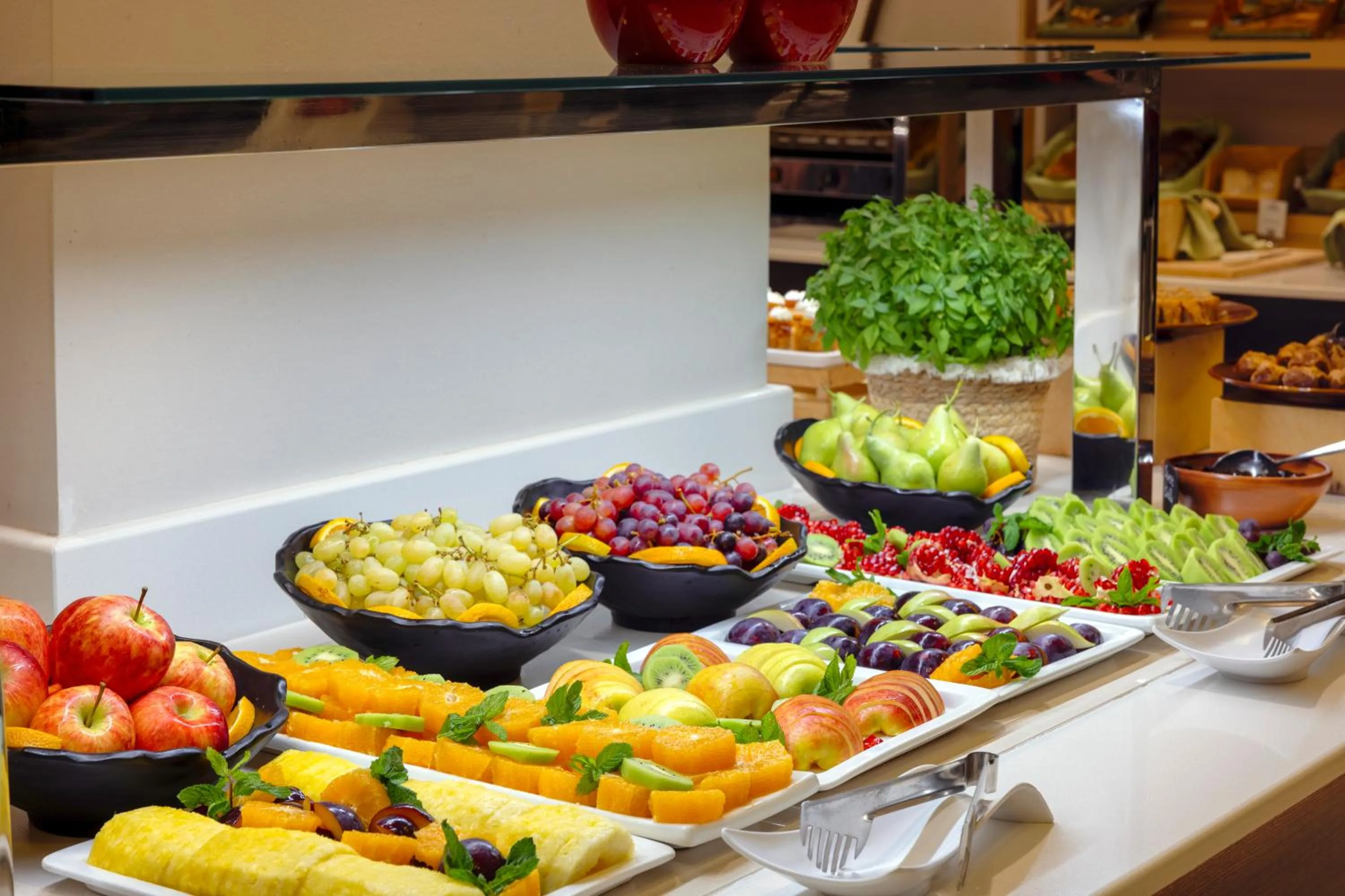 Food and drinks in Atlantis Beach Hotel