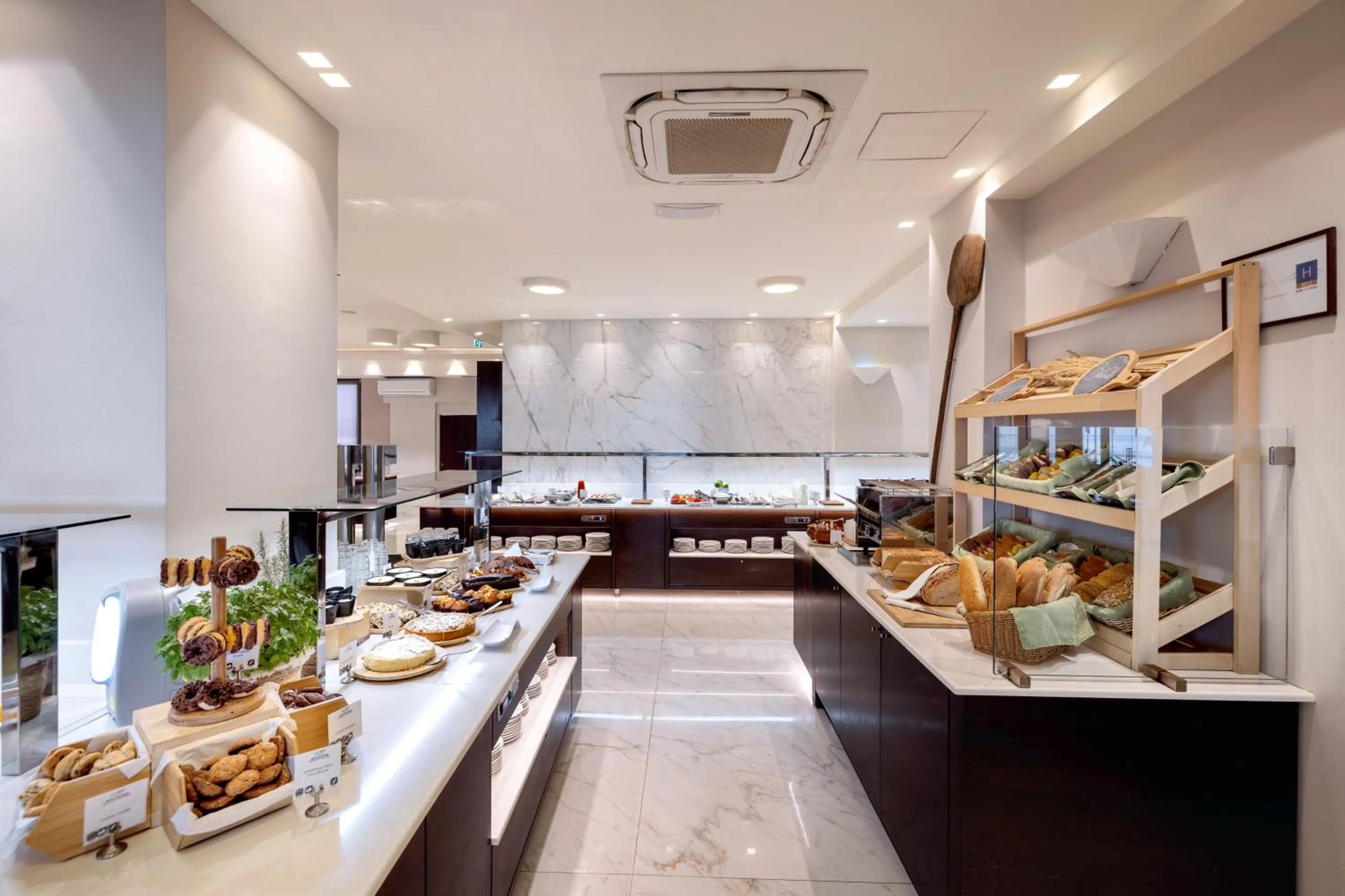 Food and drinks in Atlantis Beach Hotel